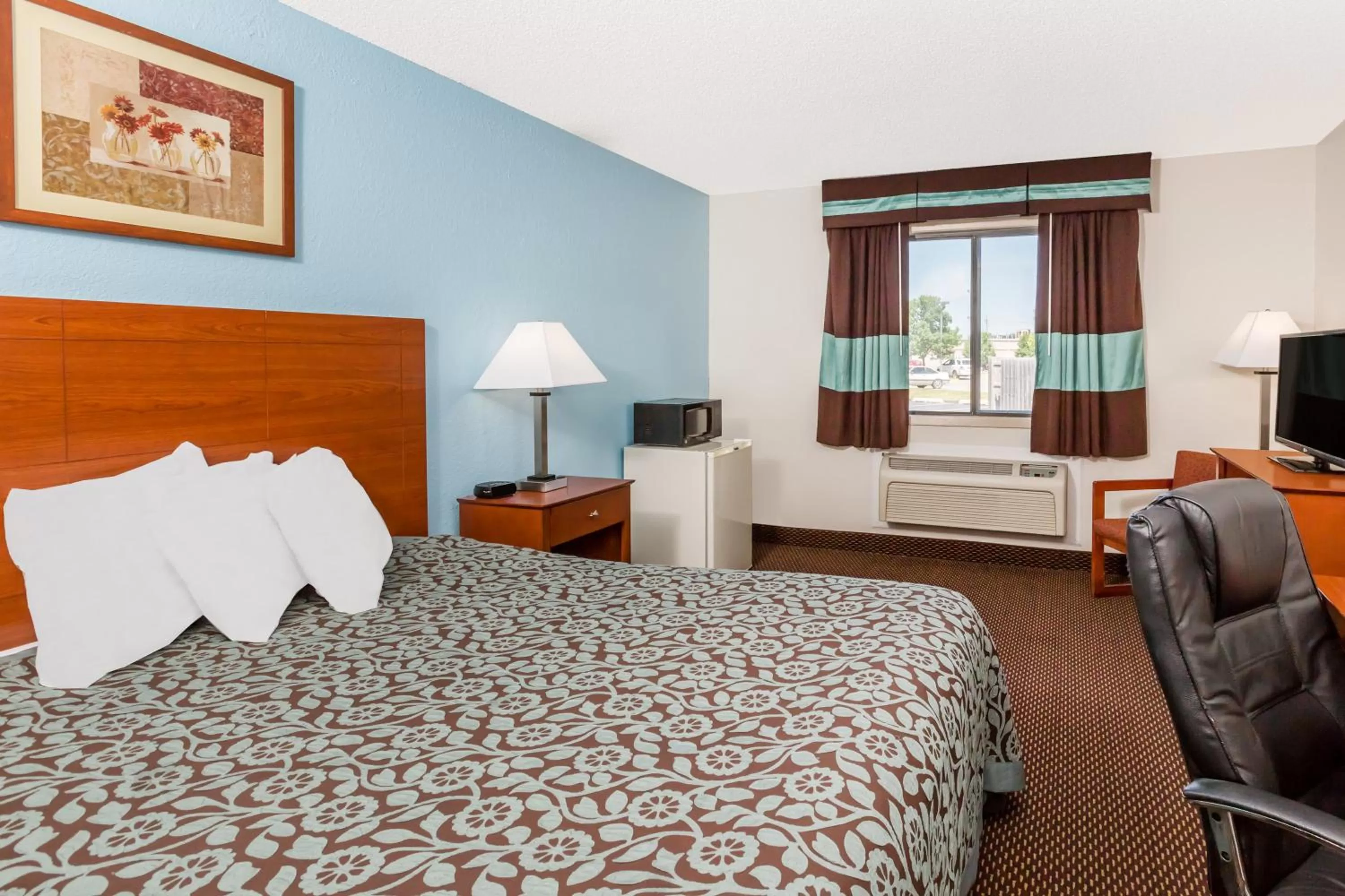 Queen Room - Non-Smoking in Days Inn by Wyndham Ankeny - Des Moines
