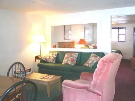 Suite with Two Double Beds - Lake View in Lake Roy Beach Inn - Winter Haven