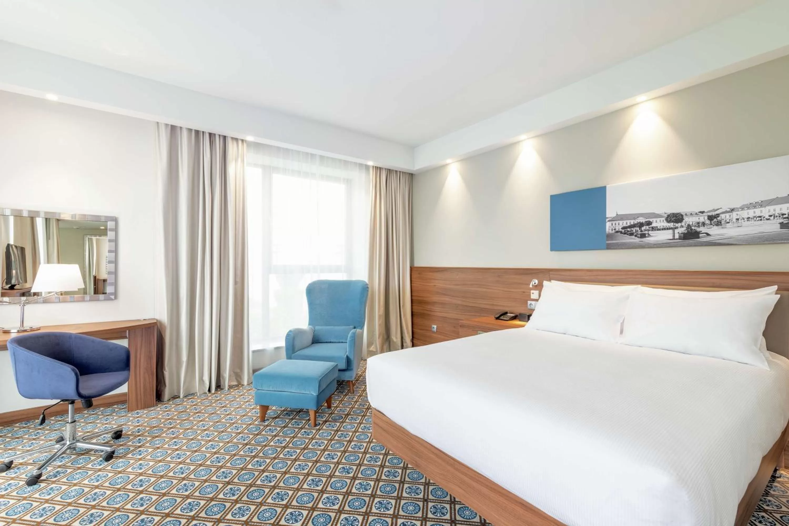 Queen Room in Hampton by Hilton Oswiecim