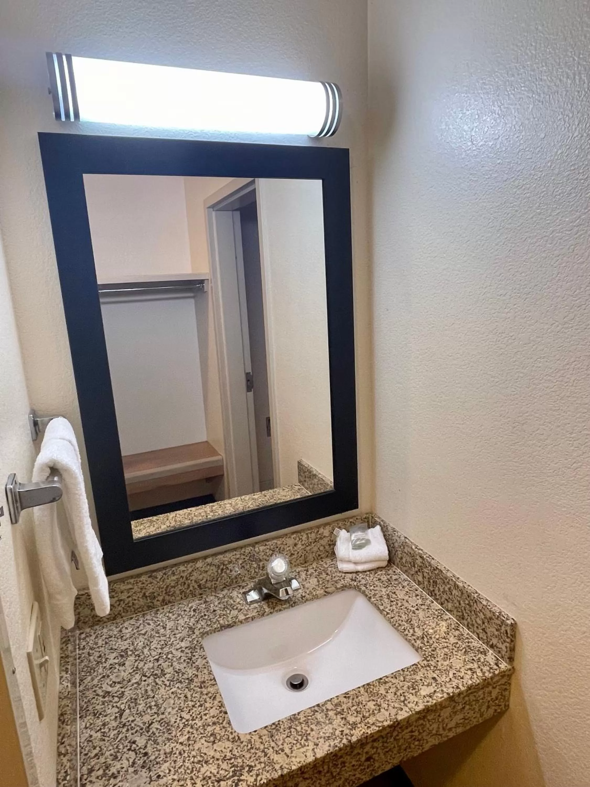 Deluxe Double Room with Two Double Beds - single occupancy - Non-Smoking in Red Roof Inn Clyde