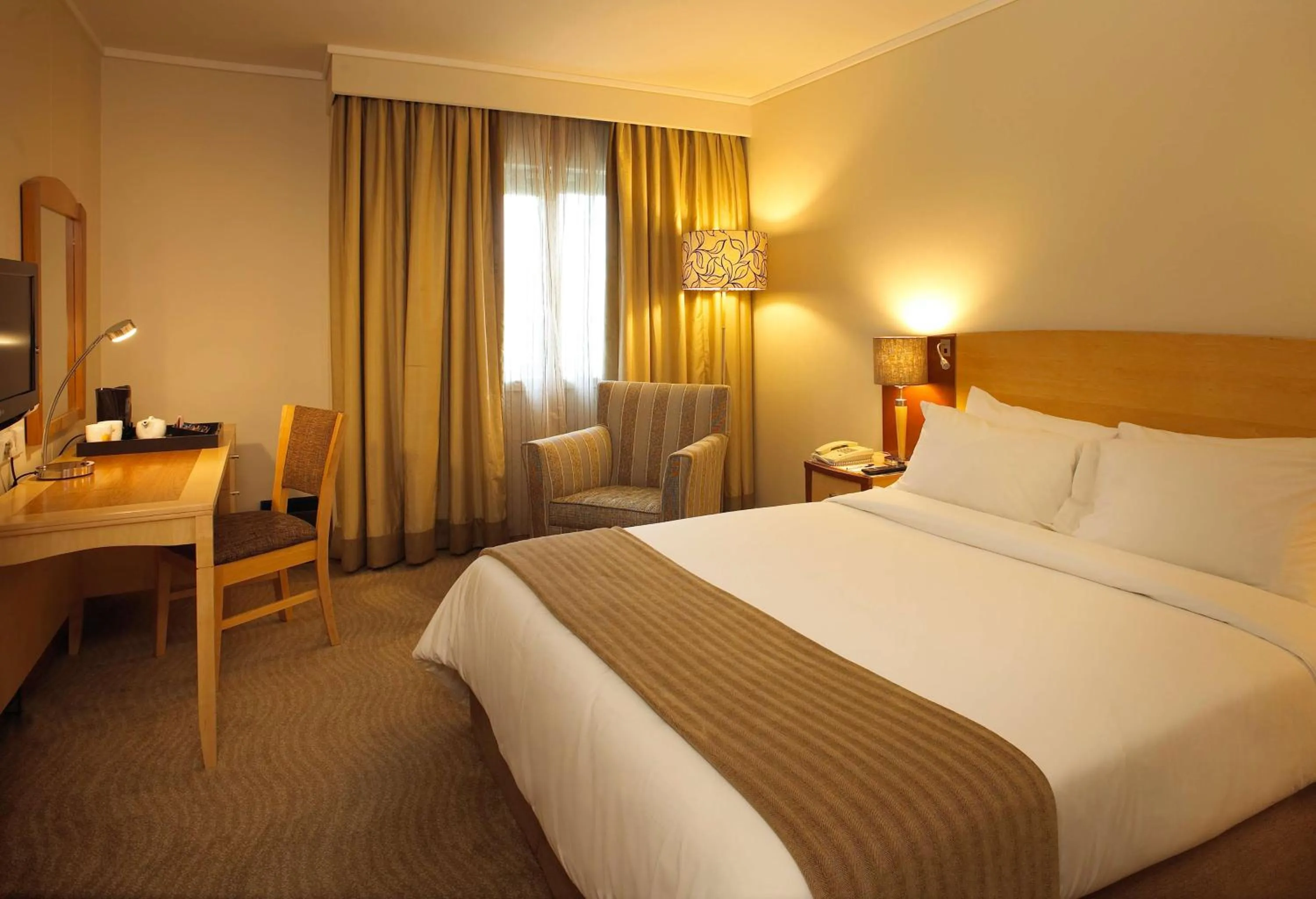 Standard Queen Non-Smoking in Garden Court Eastgate