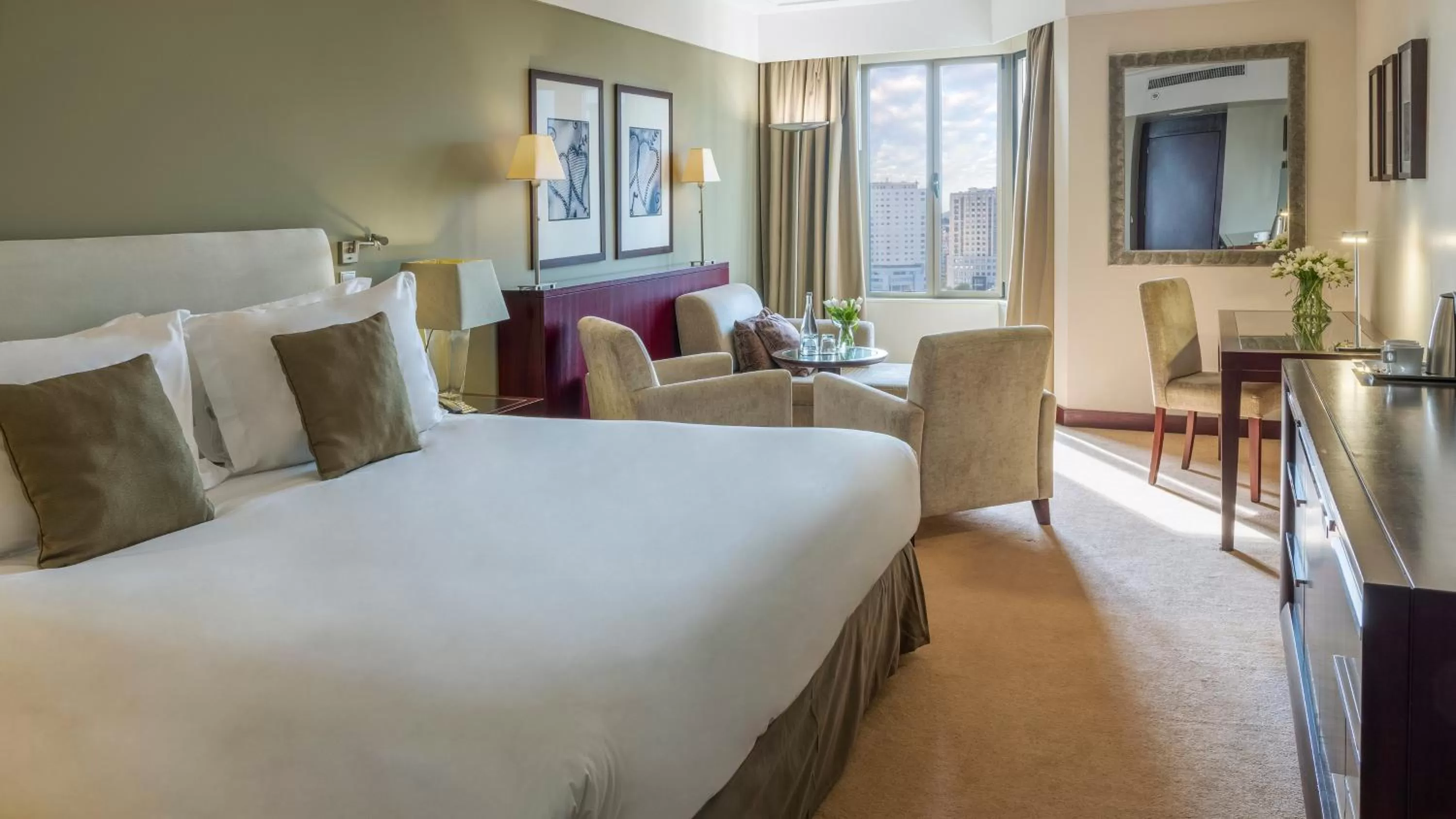 One-Bedroom Suite in Crowne Plaza Porto by IHG