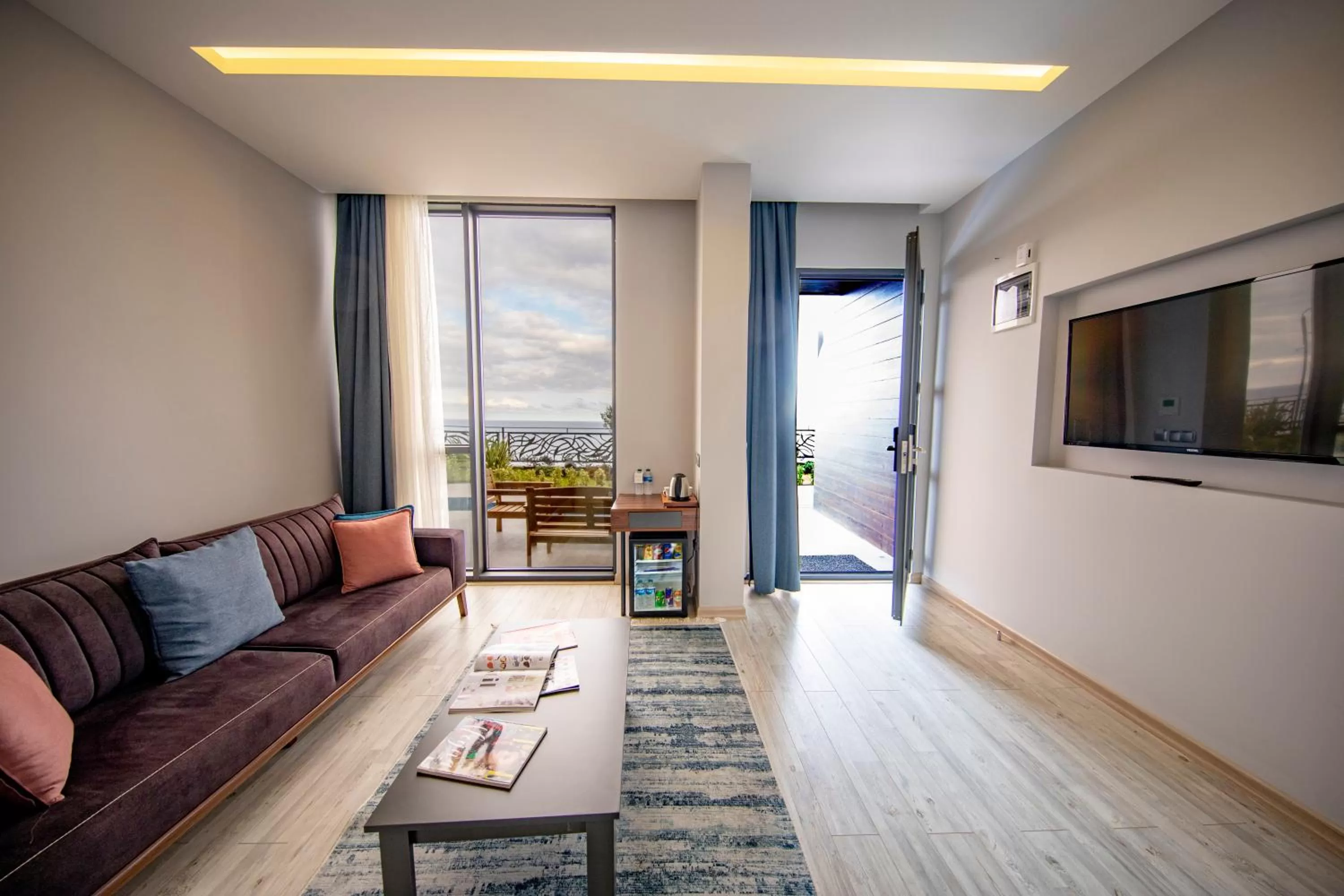 Suite with Patio and Sea View in Peerless Villas Hotel