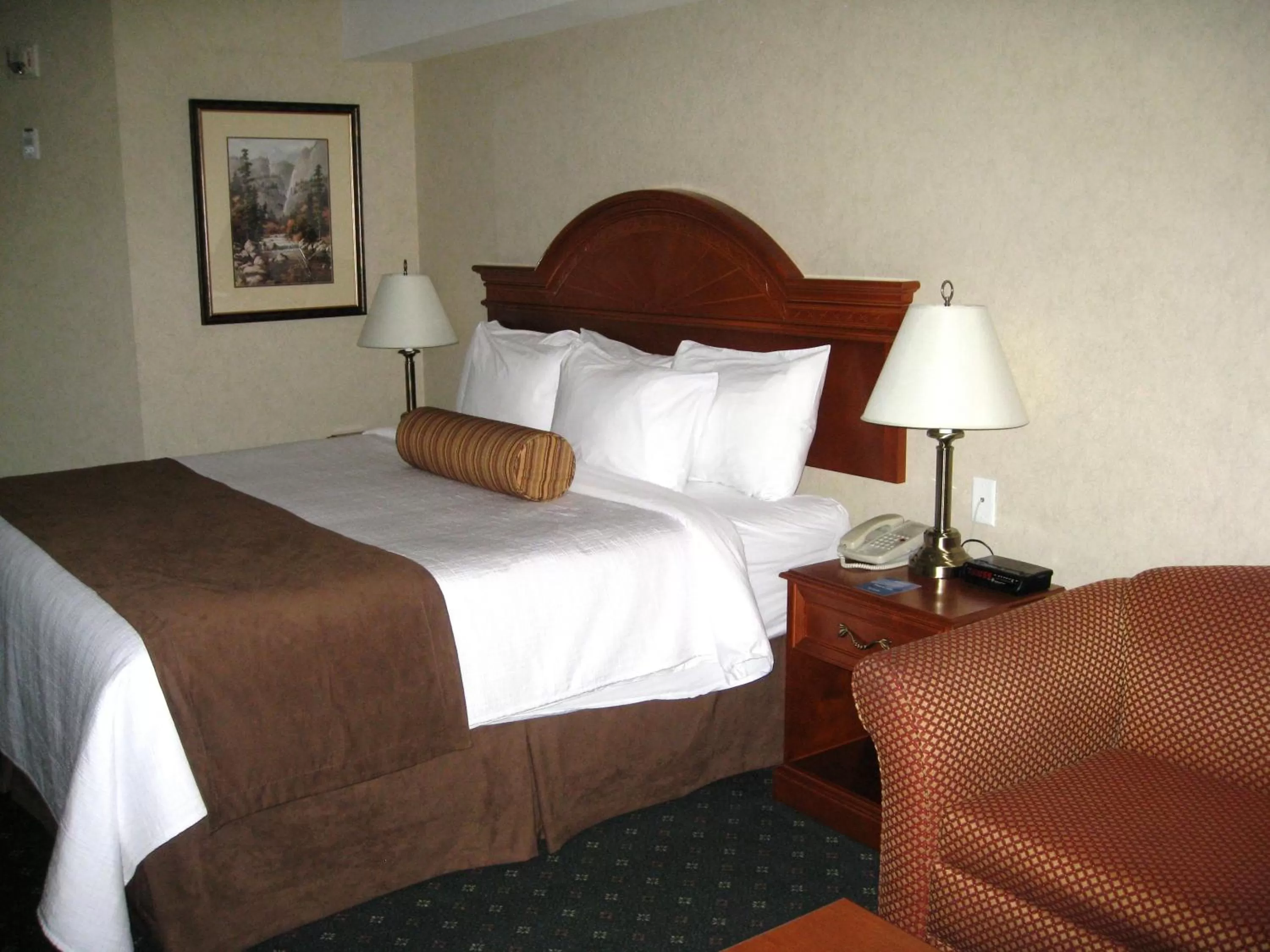 1 Queen Bedroom - Non-Smoking in Travelodge by Wyndham Strathmore