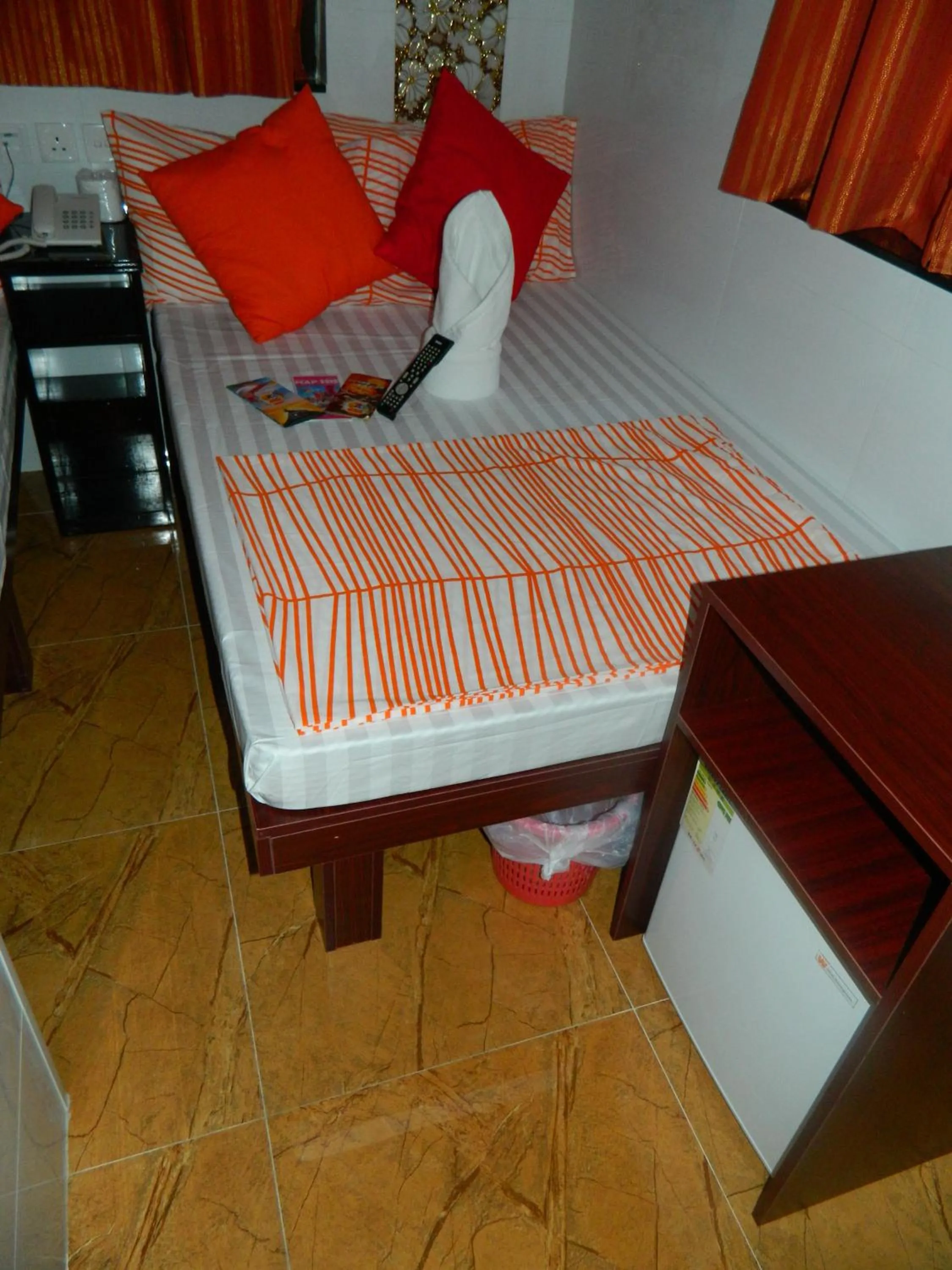 Single Room in New London Hostel