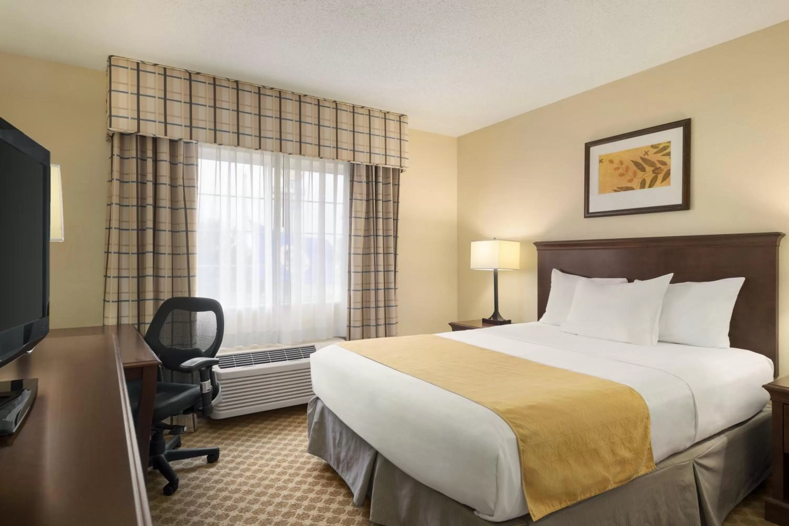 Queen Room - Disability Access in Country Inn & Suites by Radisson, Owatonna, MN