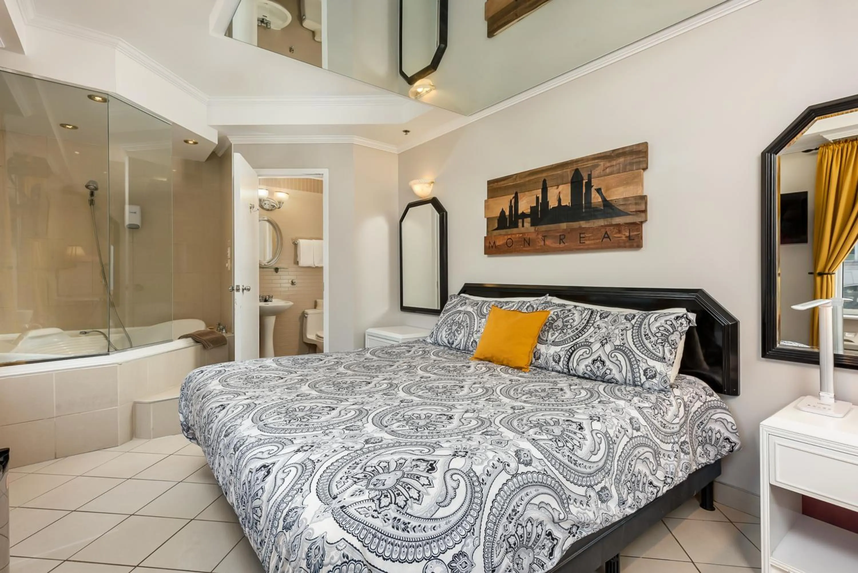 Superior Deluxe Room in Samesun Montreal Hotel & Hostel