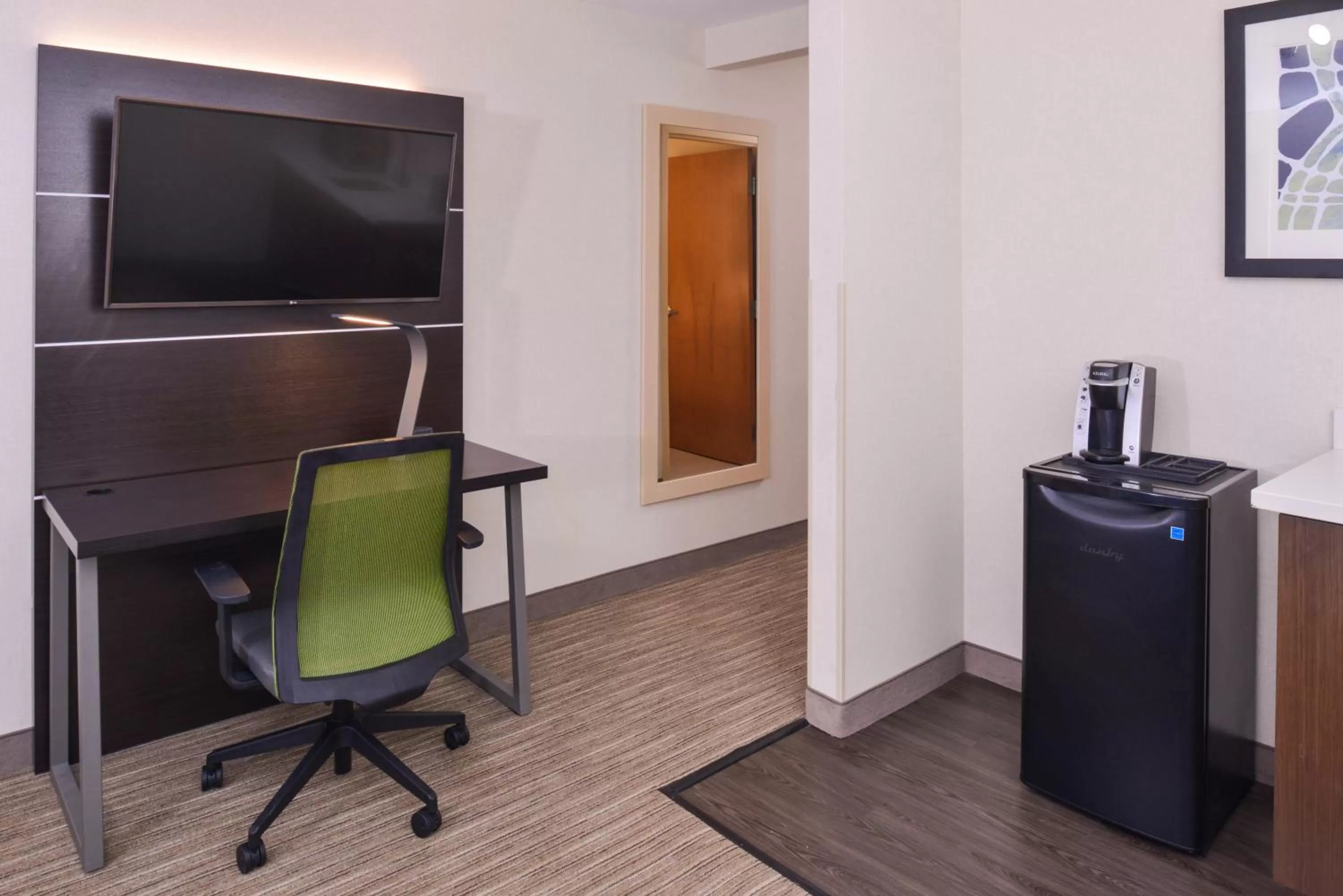 Queen Suite in Holiday Inn Express Hotel & Suites Southfield - Detroit by IHG