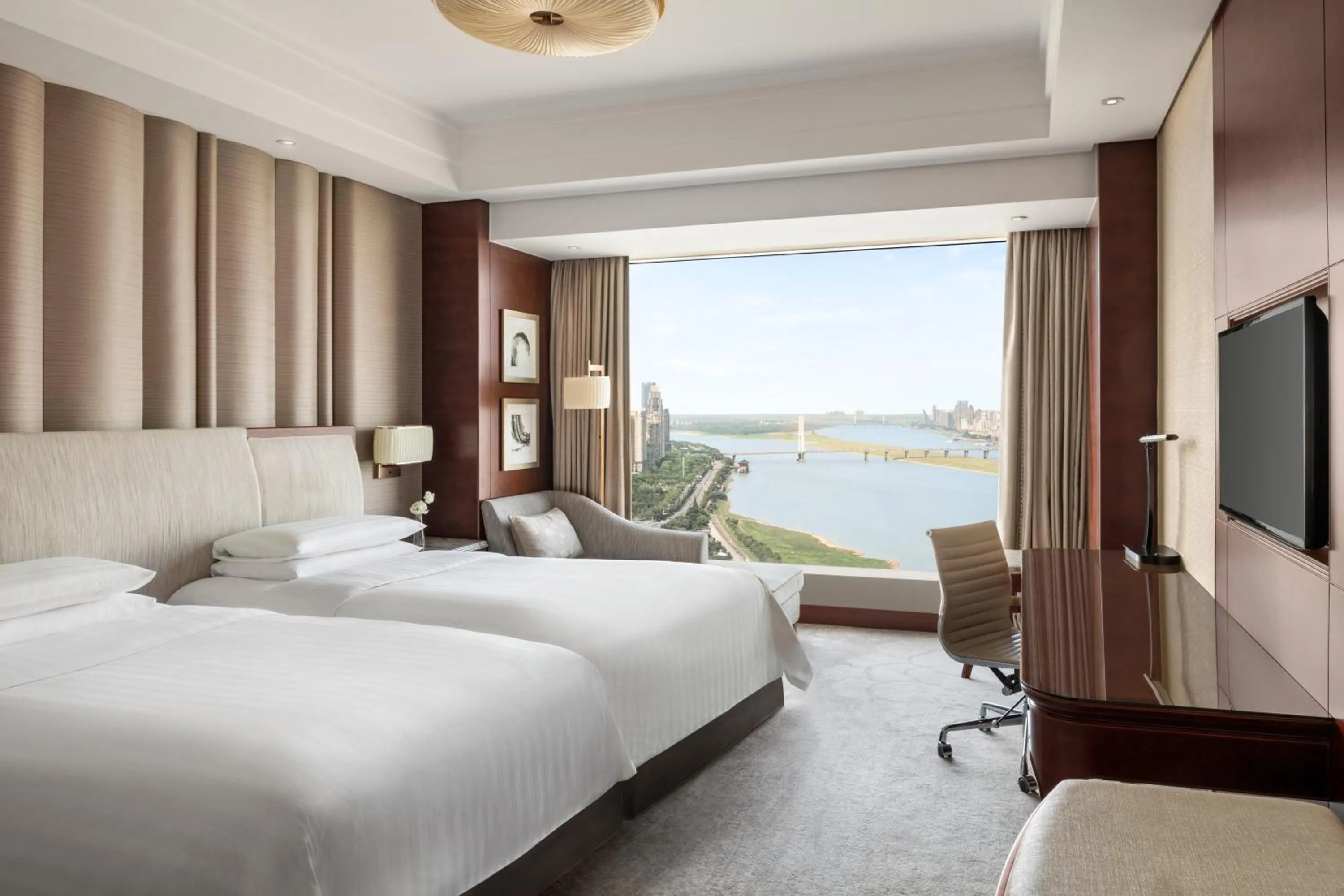 Horizon Club Twin Room with River View in Shangri-La Nanchang丨All room offer river views Just one stop from the Pavilion of Prince Teng