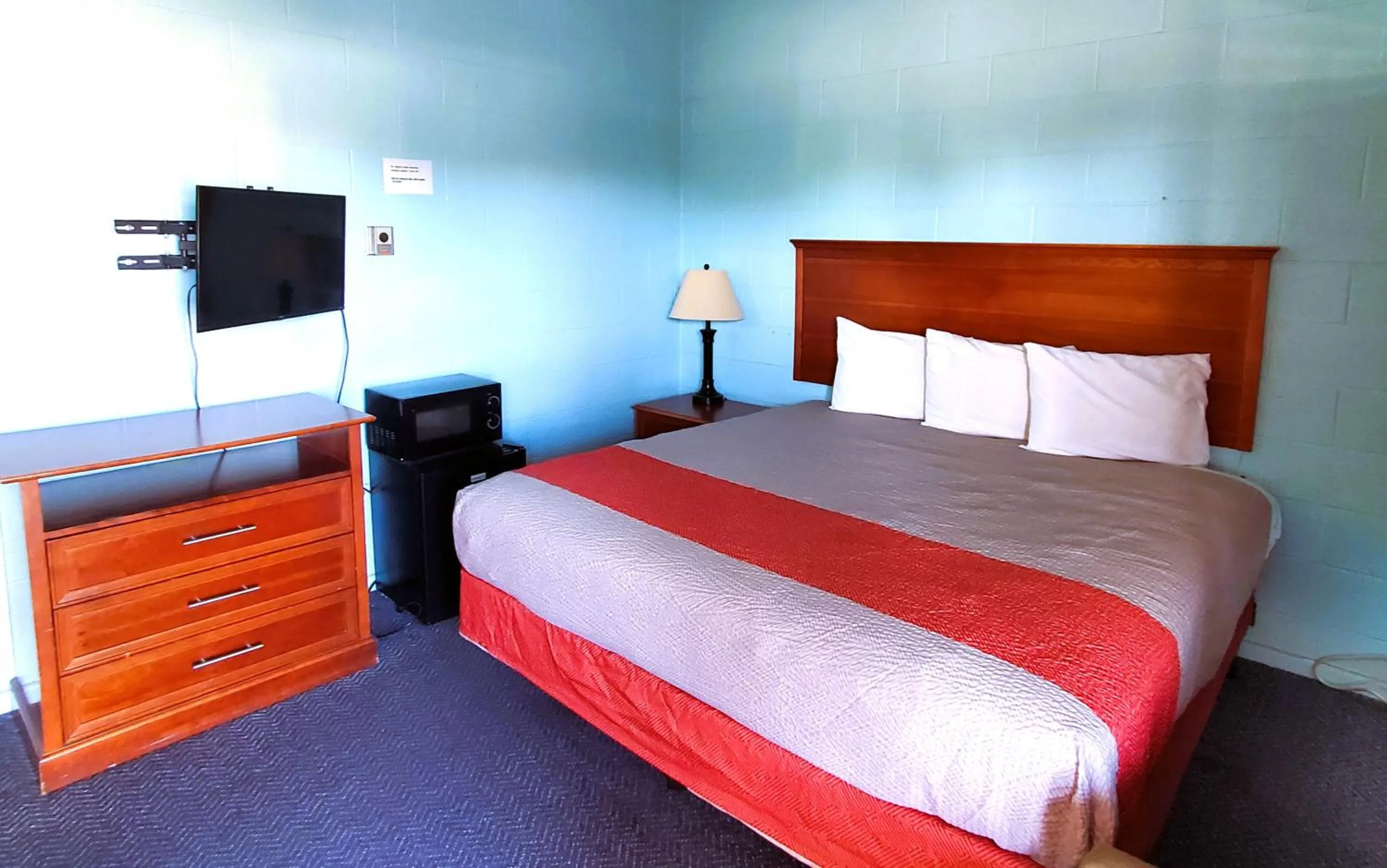 Deluxe King Room in Holiday Host Motel & RV Park