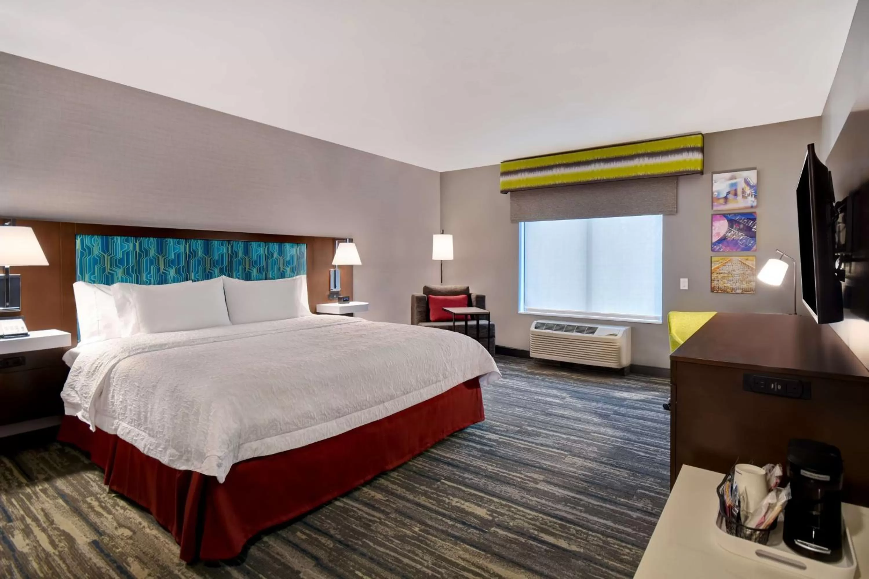 King Room with Roll-in Shower - Disability Accessible/Non-Smoking in Hampton Inn Pleasant View