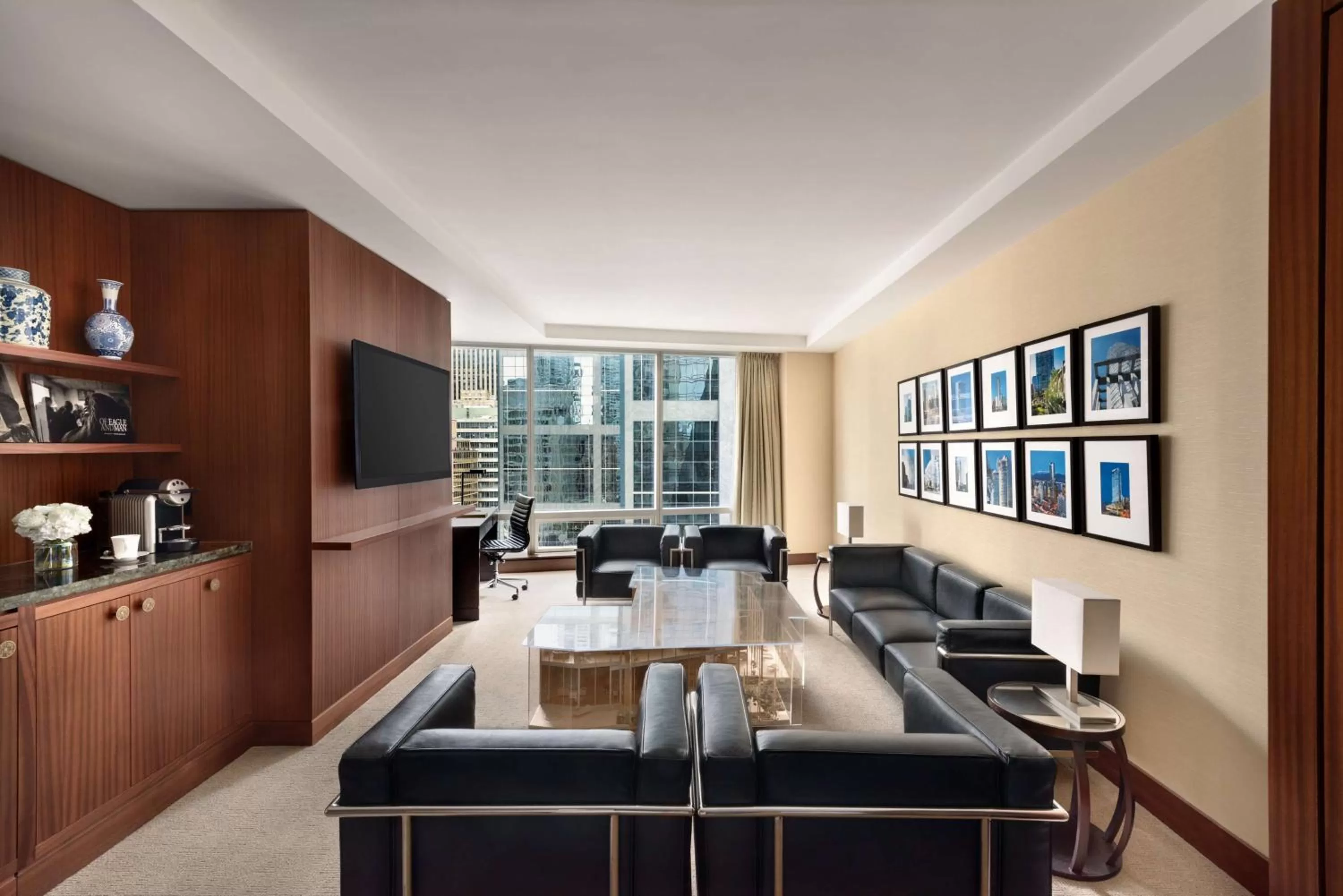 Photo of the whole room in Shangri-La Toronto