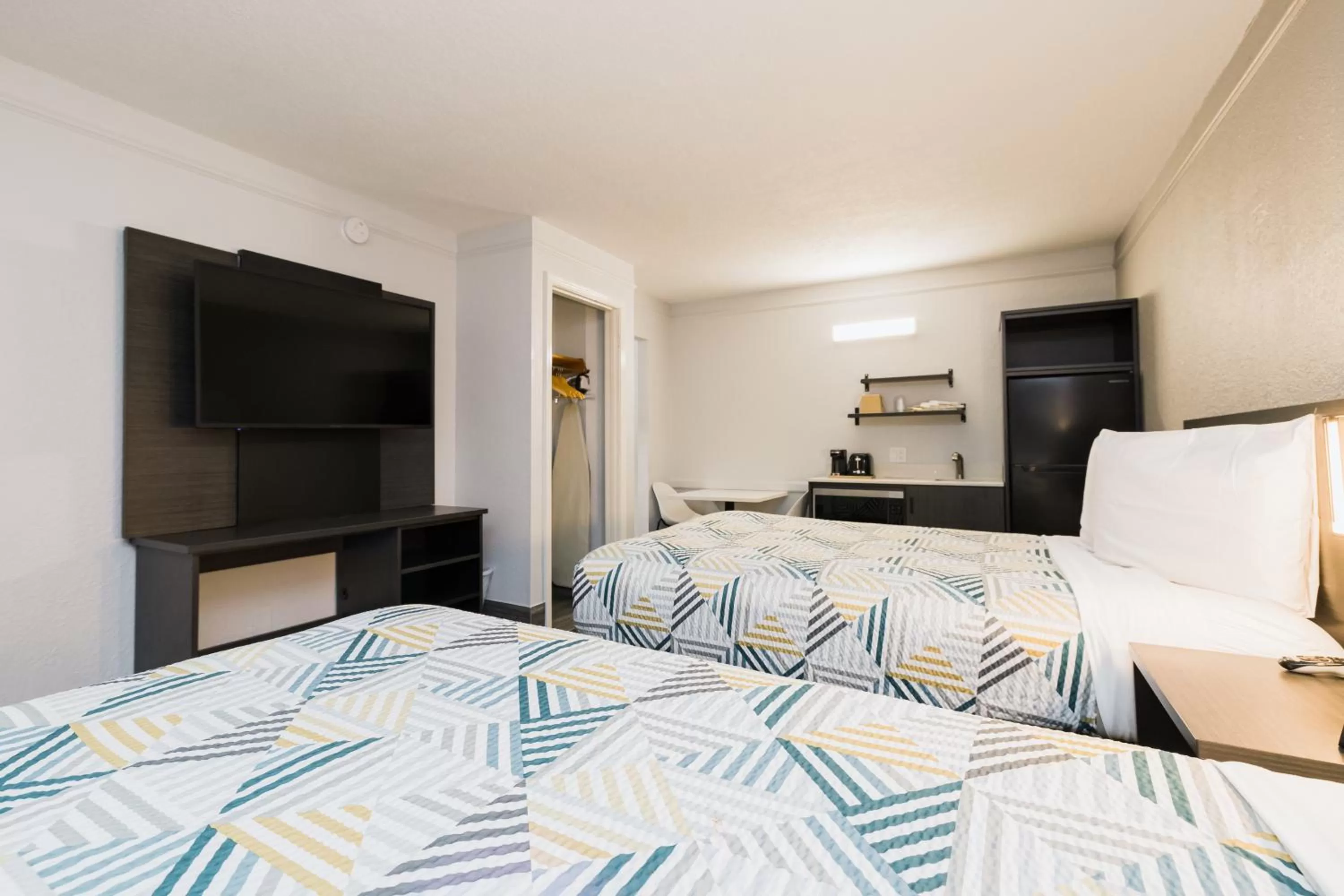 Quadruple Room - Disability Access in Studio 6 Baytown, Tx - Garth Road