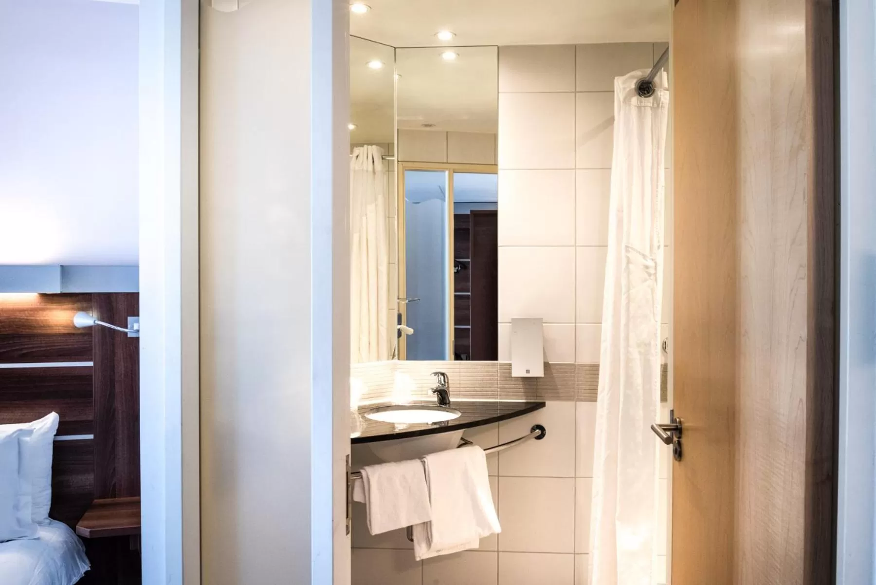 Standard Twin Room with Single Sofa Bed in Hôtel Marseille Centre Gare Saint-Charles