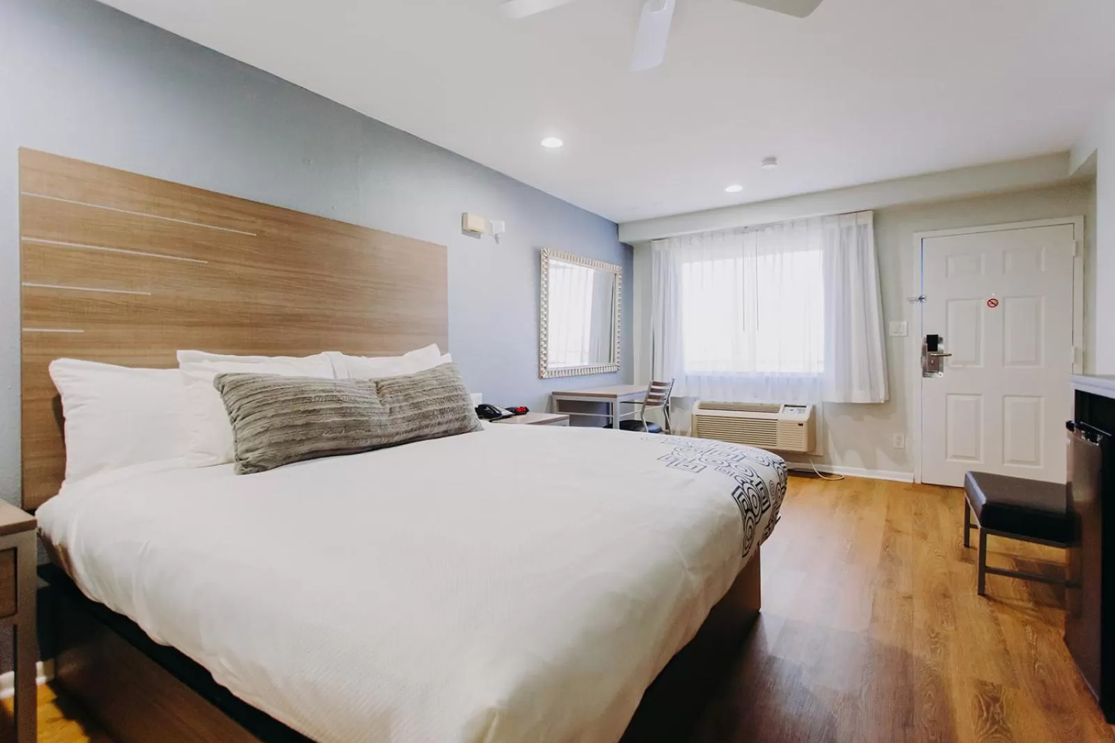 King Room in Scottish Inn & Suites - Kemah Boardwalk