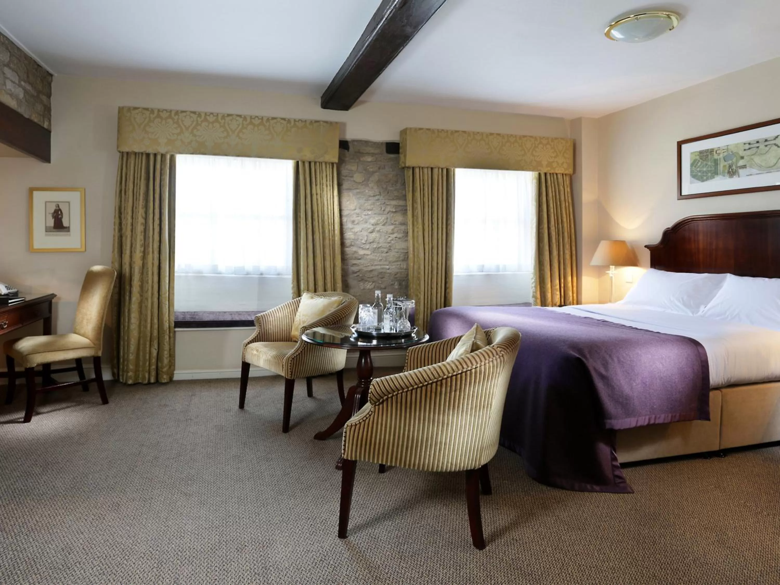 Deluxe King Room in Macdonald Bear Hotel