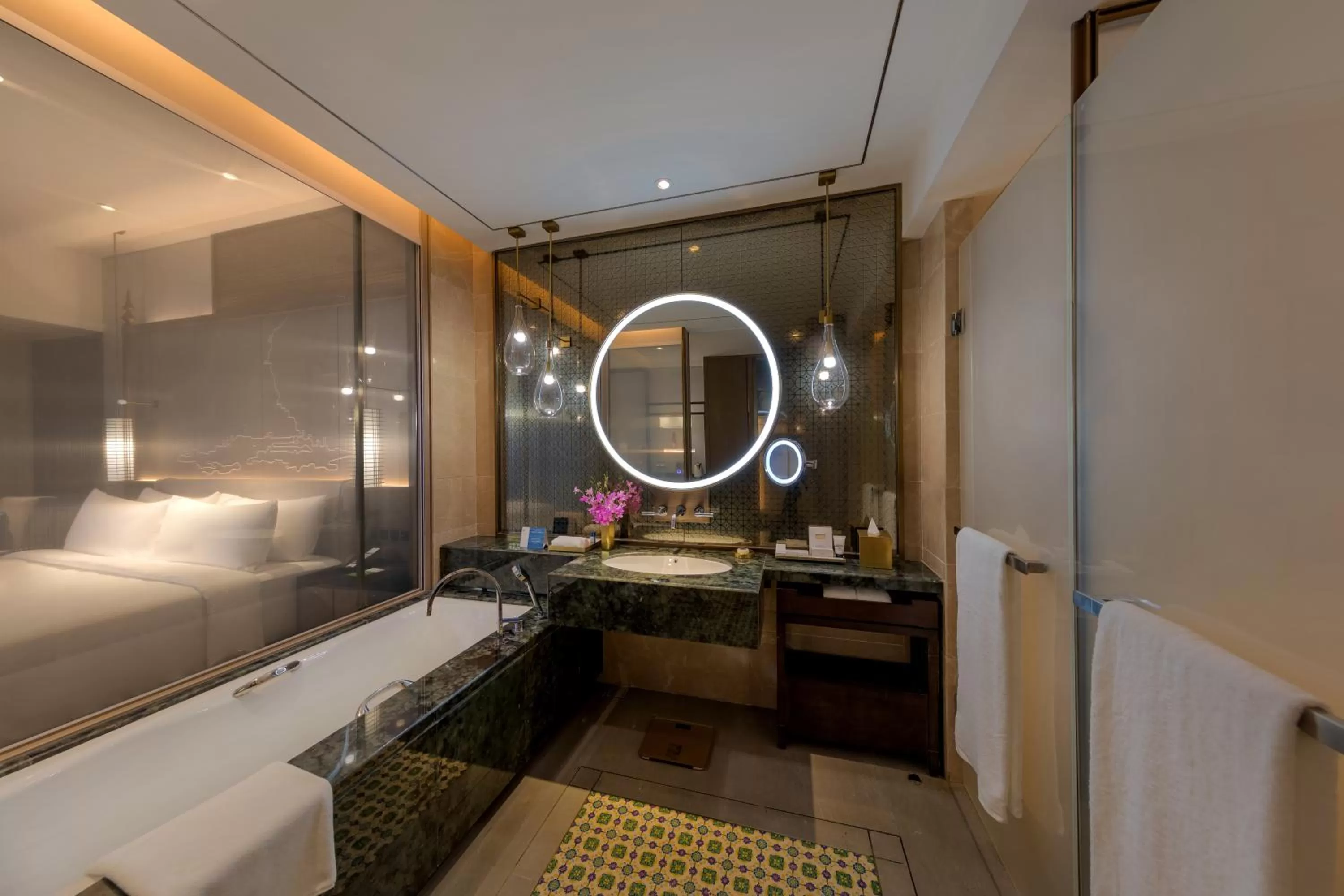 Deluxe King Room in Pan Pacific Yangon