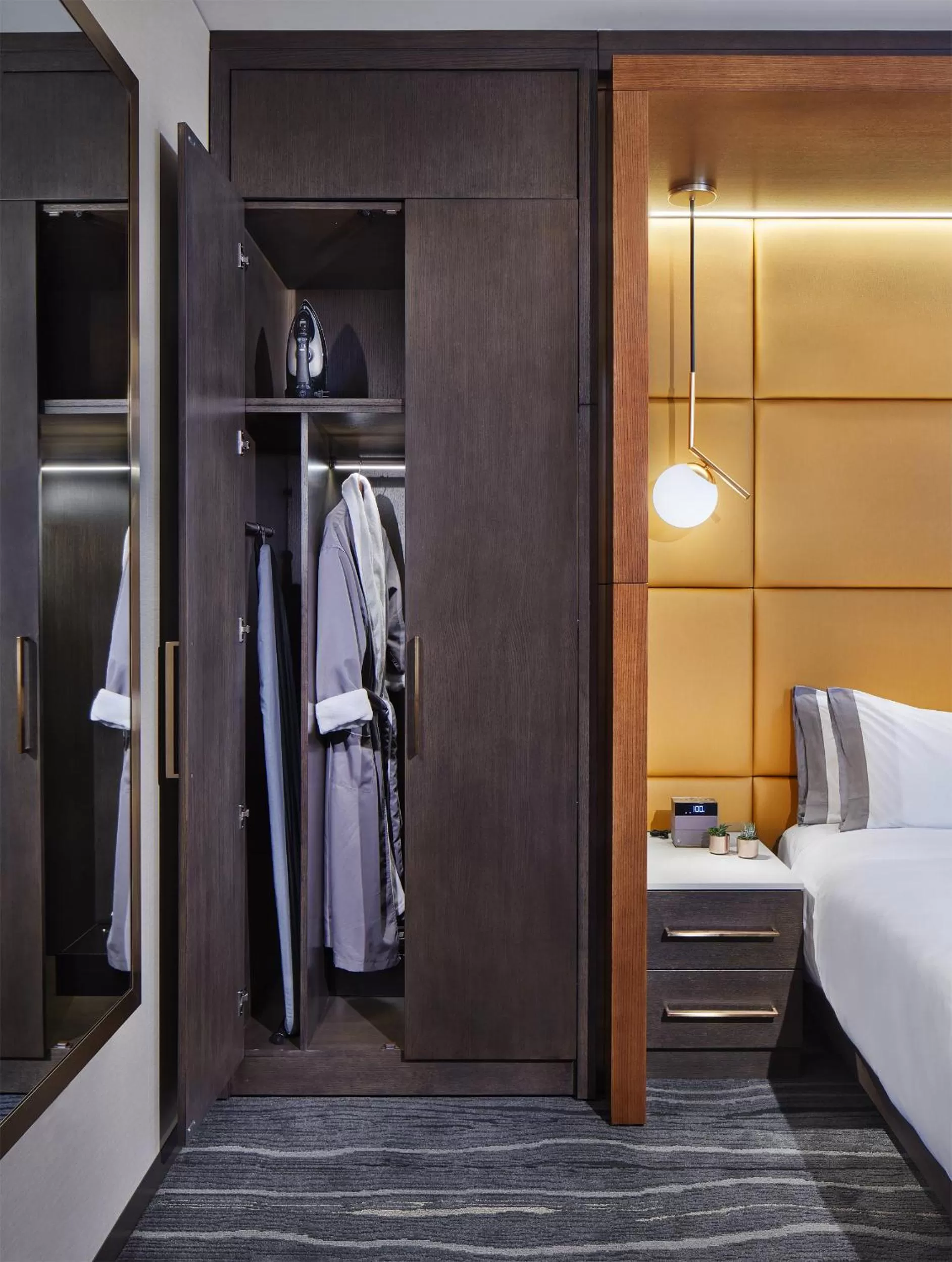 Premium King Room with Runway View in InterContinental Minneapolis - St. Paul Airport by IHG