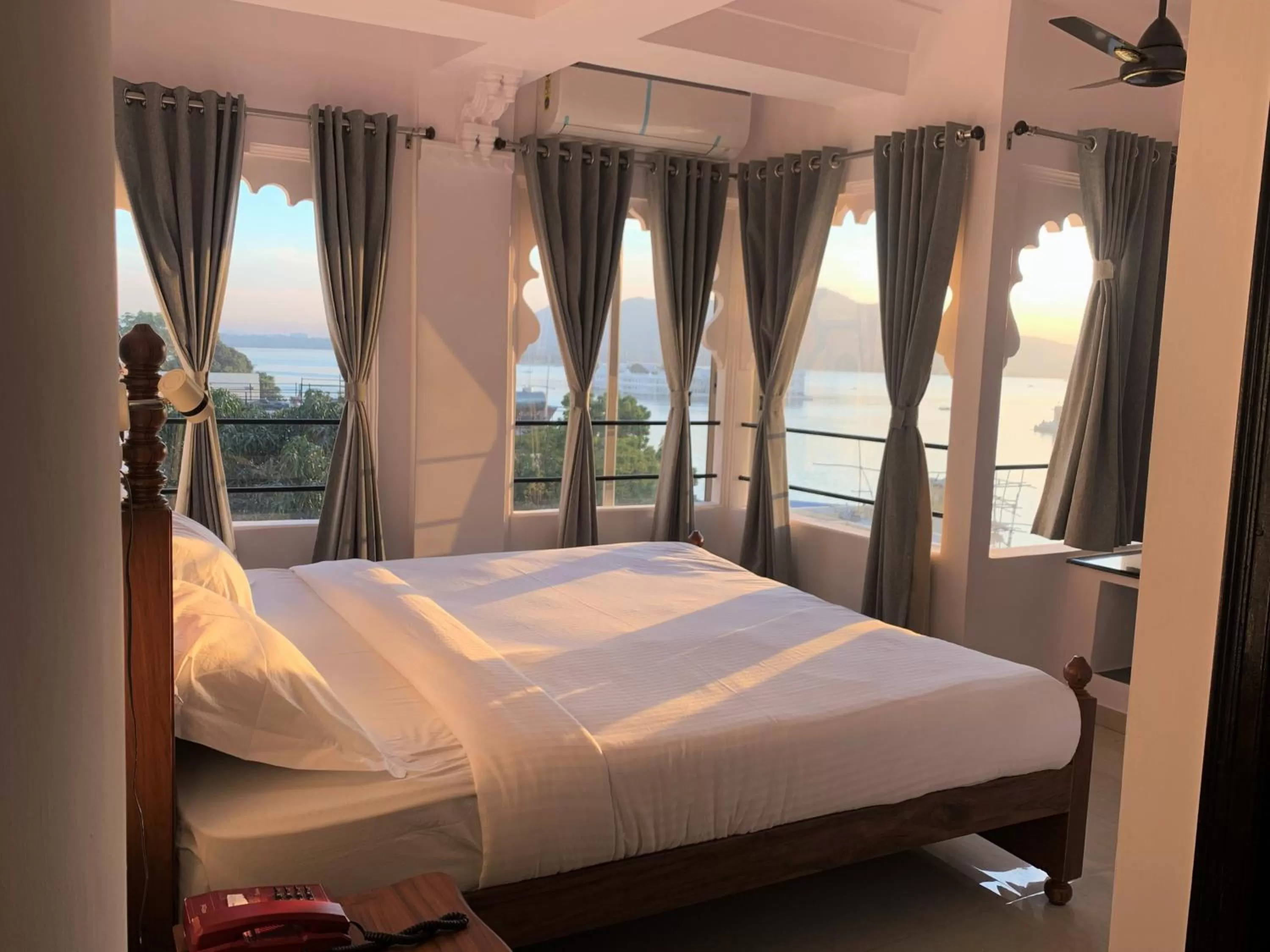 Twin Room with Lake View in Hotel The Tiger