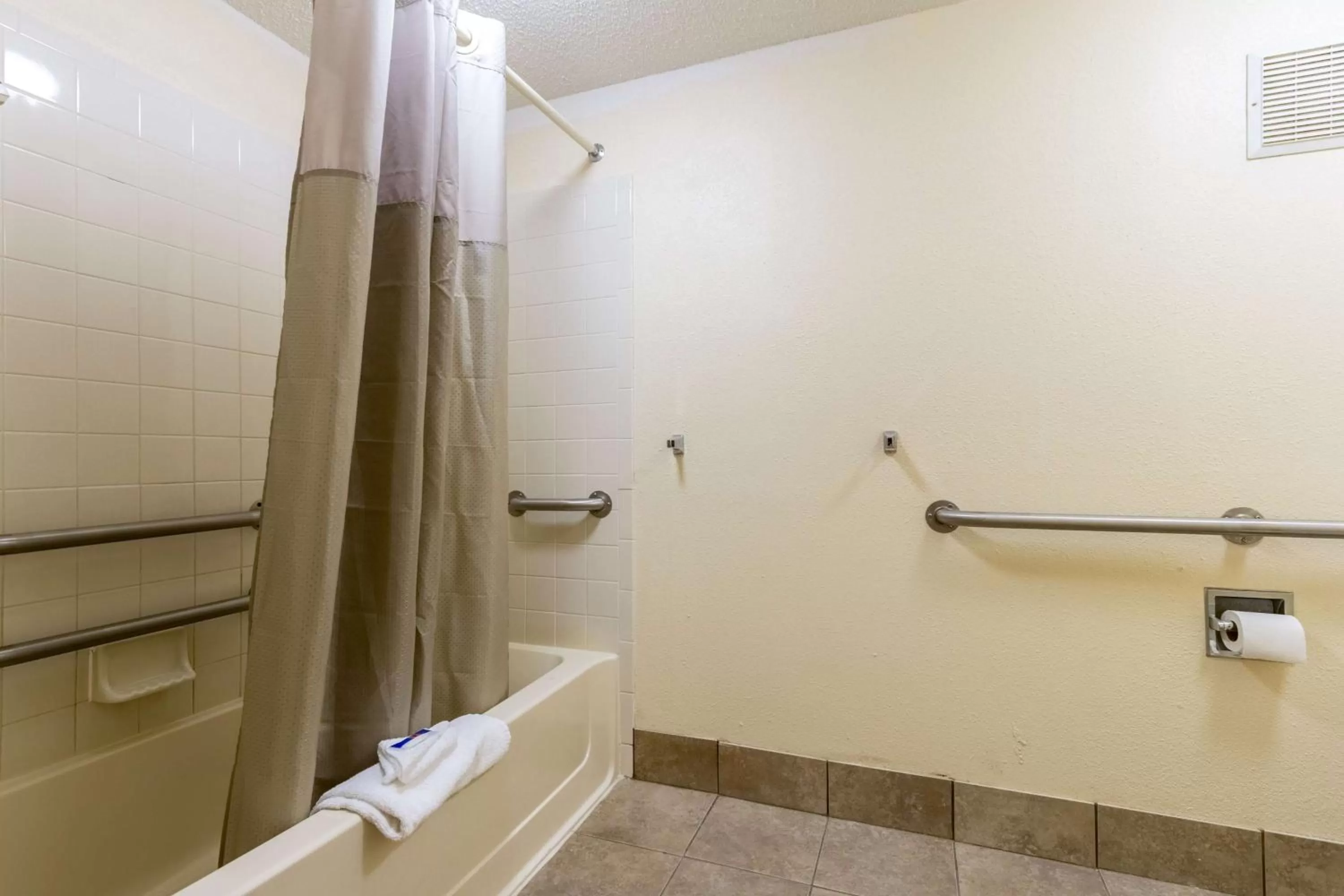 King Room - Disability Access - Non-Smoking in Motel 6-Grove City, OH