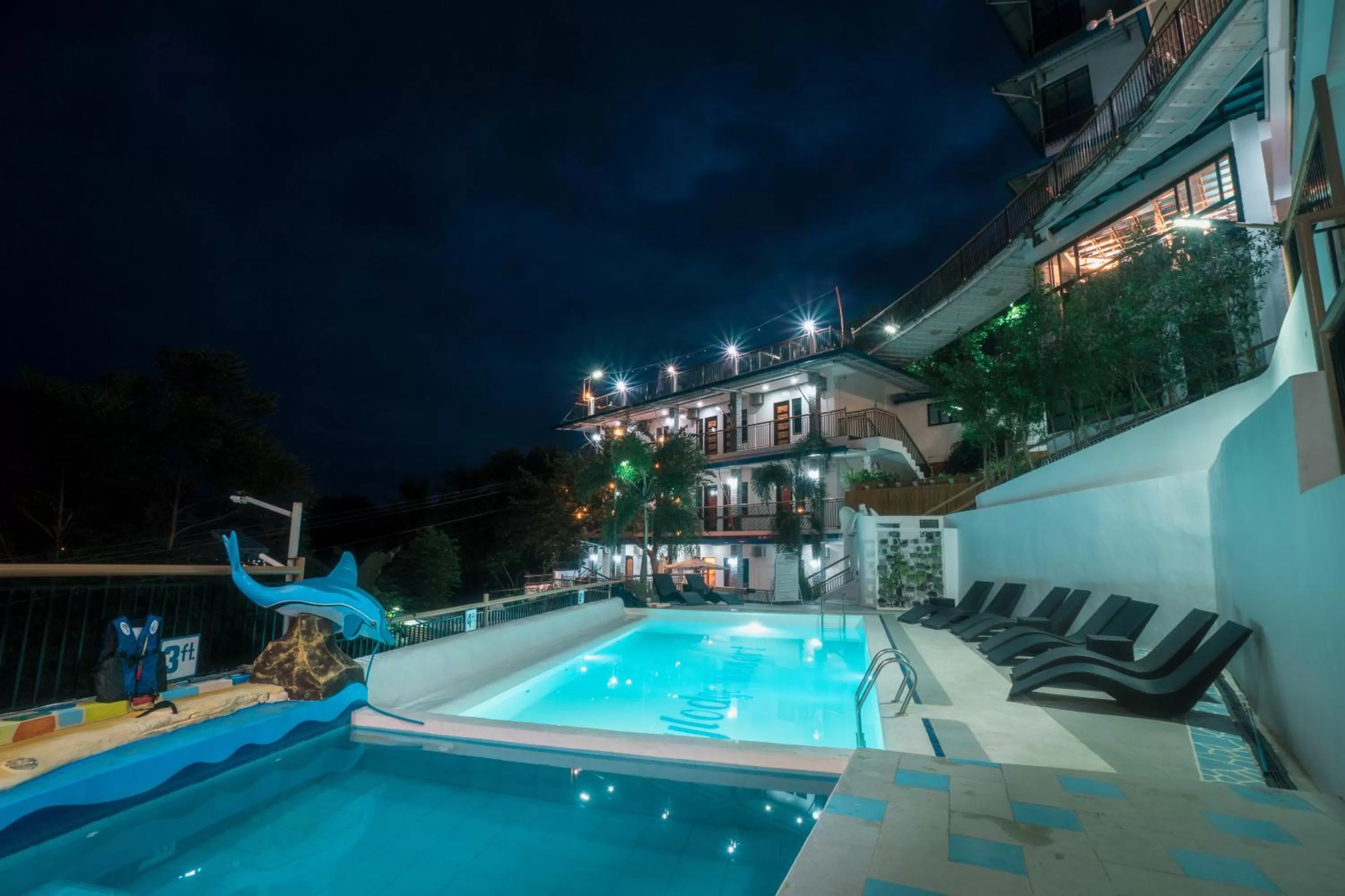 Swimming pool in Skylodge Resort