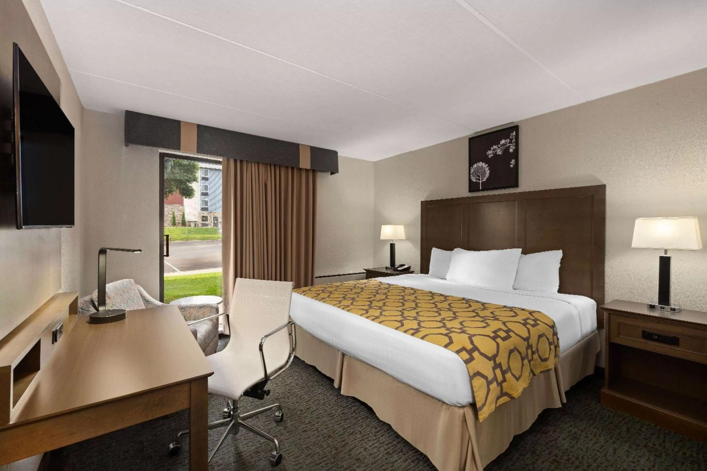 1 King Bed, Luxury Suite, Non-Smoking in Baymont by Wyndham Shakopee