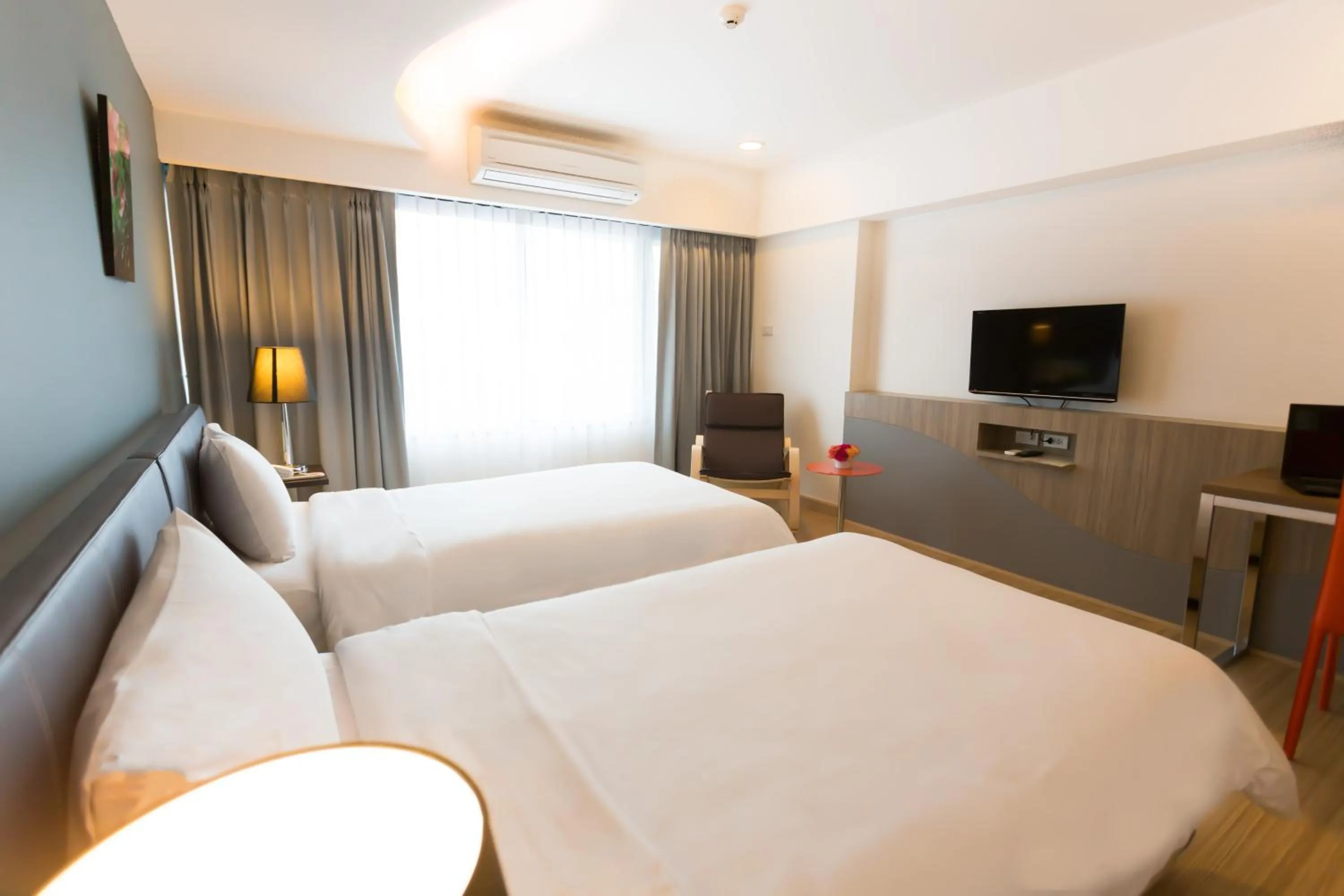 Deluxe Triple Room in Grand Tower Inn Sathorn Hotel