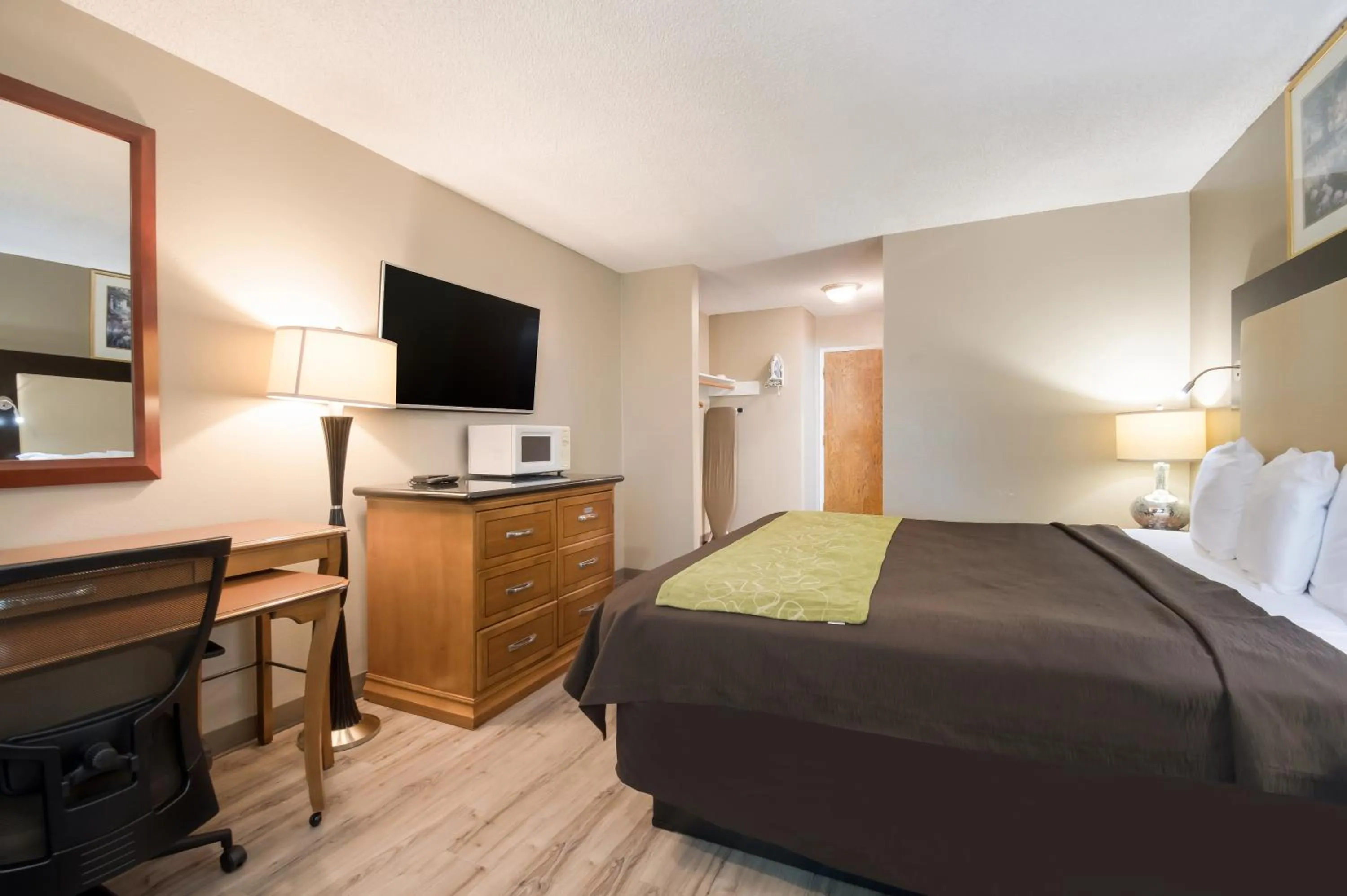 King Room - Non-Smoking in Rodeway Inn & Suites Portland West - Beaverton