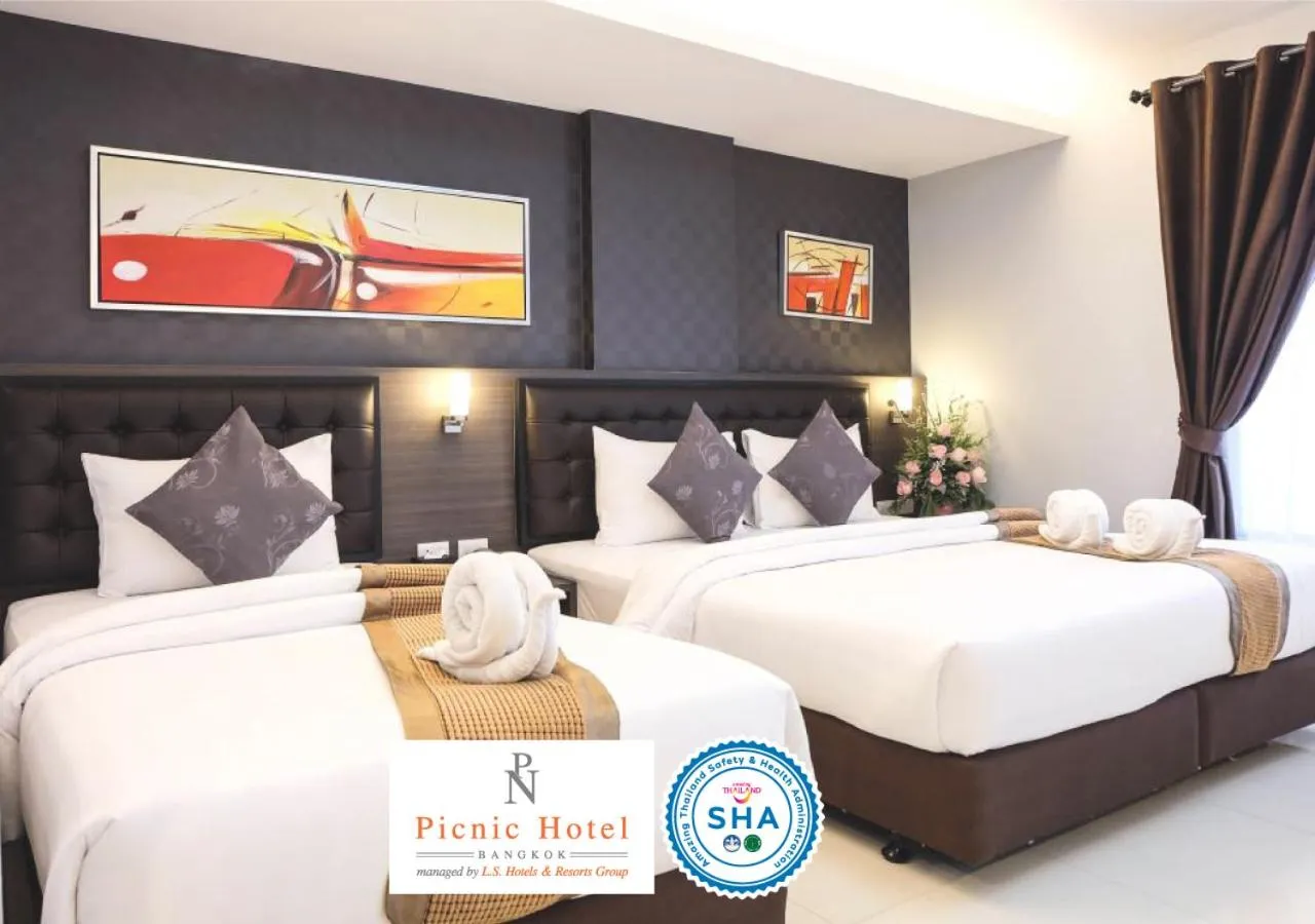 Deluxe Triple Room in Picnic Hotel Bangkok - Rang Nam