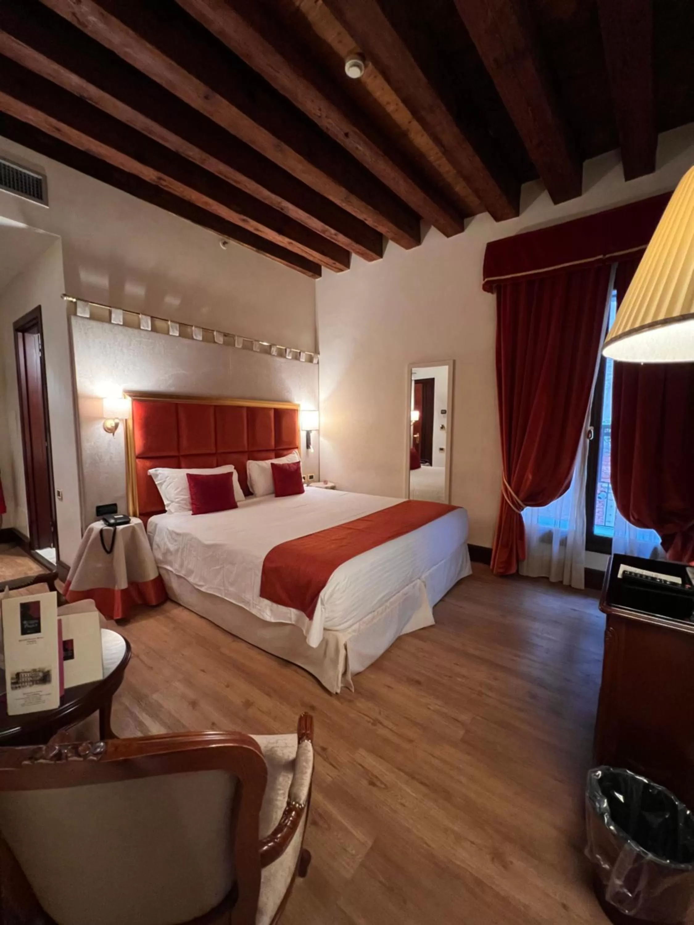 Classic Double Room with Canal View in Ruzzini Palace Hotel