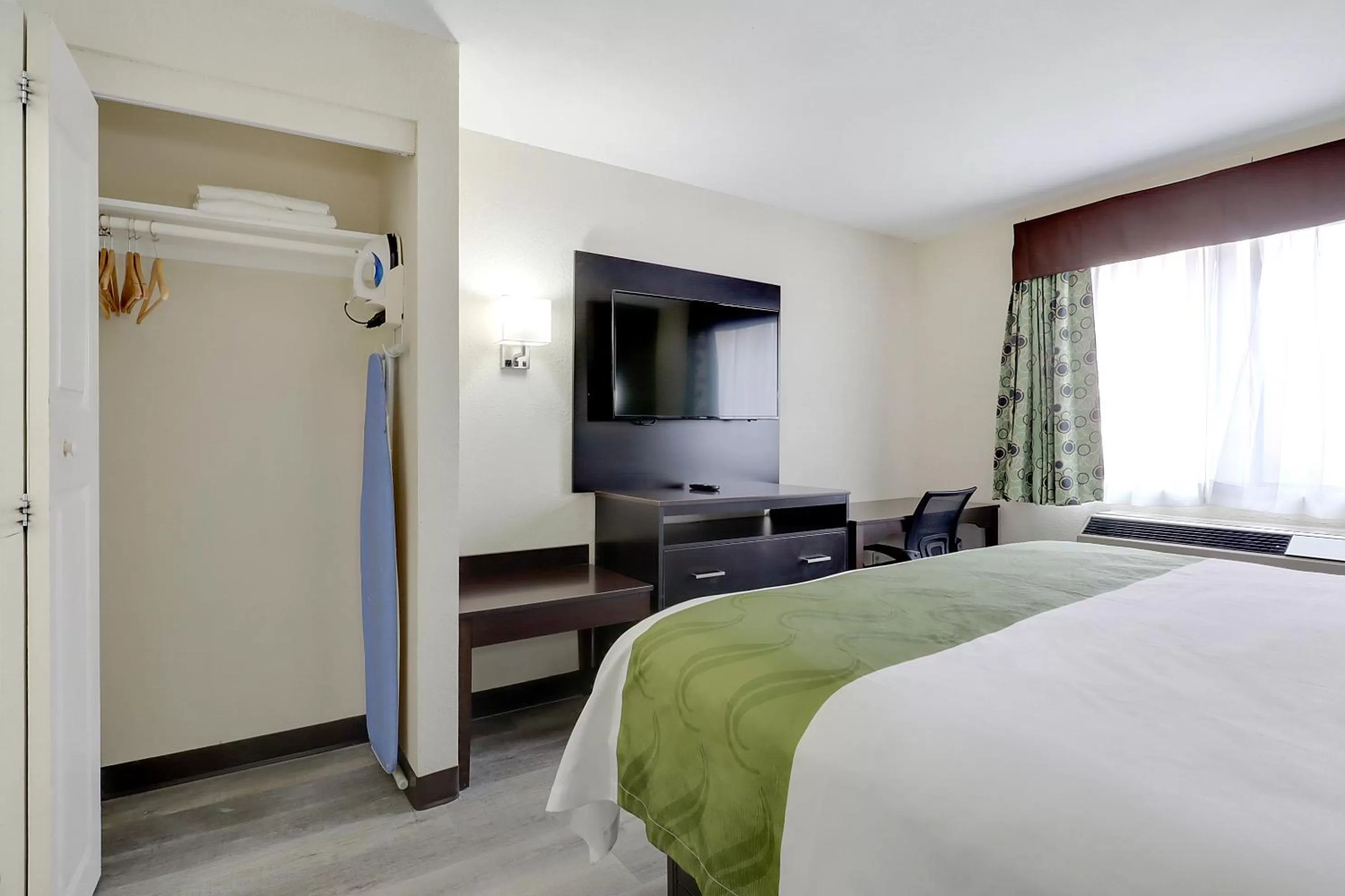 King Suite - Accessible/Smoking in Quality Suites Albuquerque Airport