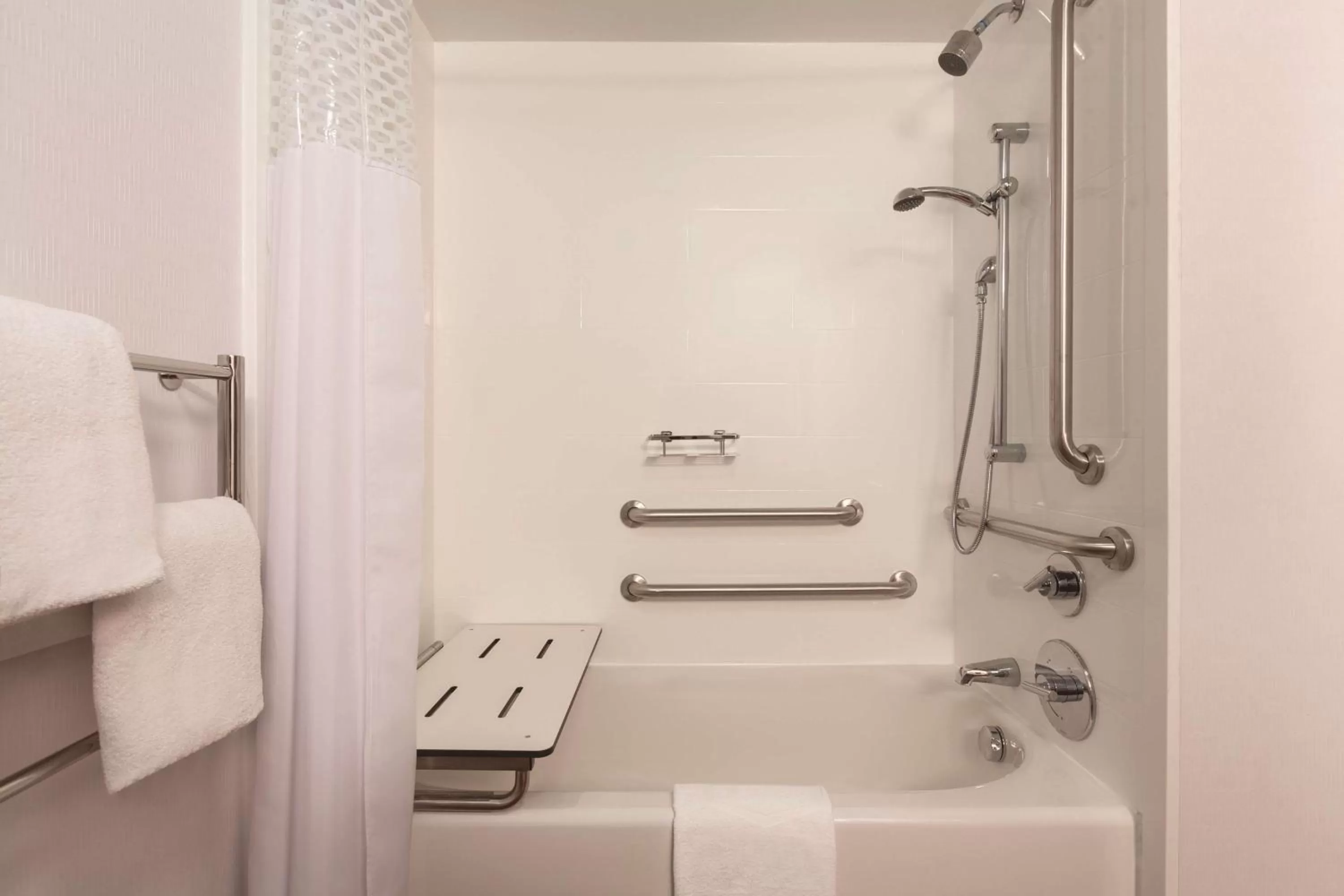 Full Size Bed and Bath Tub - Disability Access in Hampton Inn Des Moines-Airport