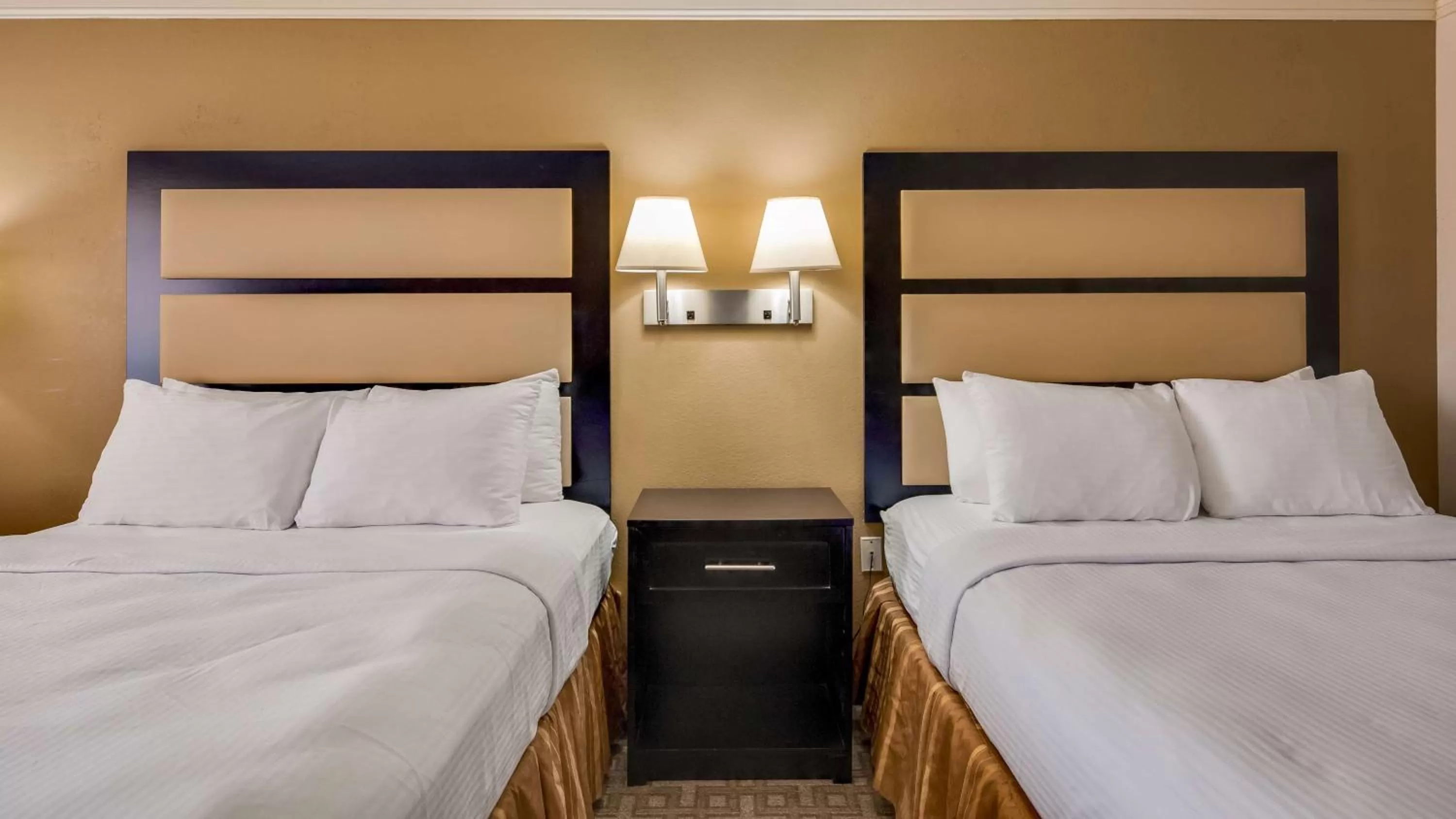 Queen Room with Two Queen Beds - Disability Access/Bath Tub in Best Western Inn & Suites of Macon