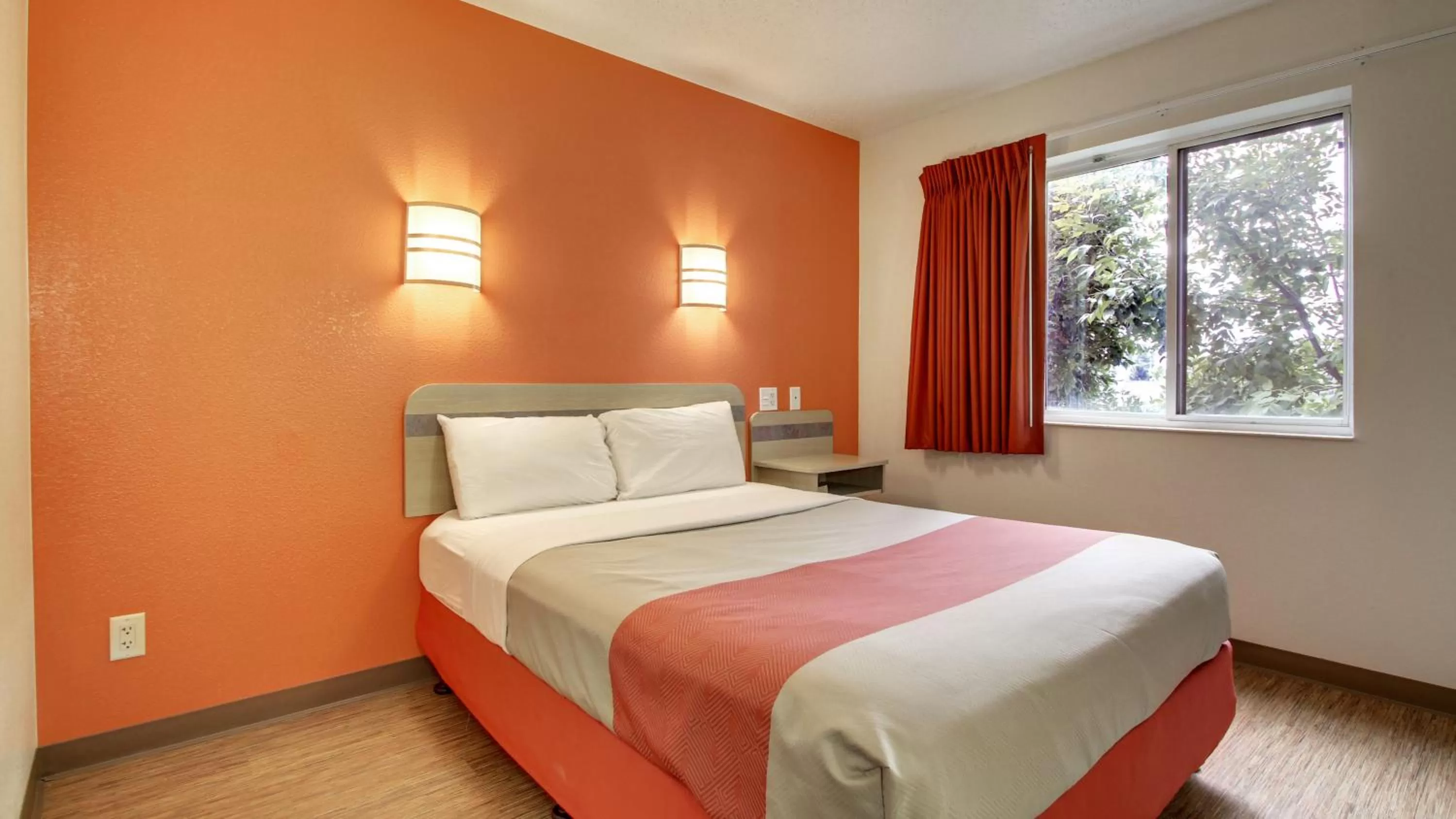 Queen Room - single occupancy in Motel 6-Springfield, IL I-55 I-72