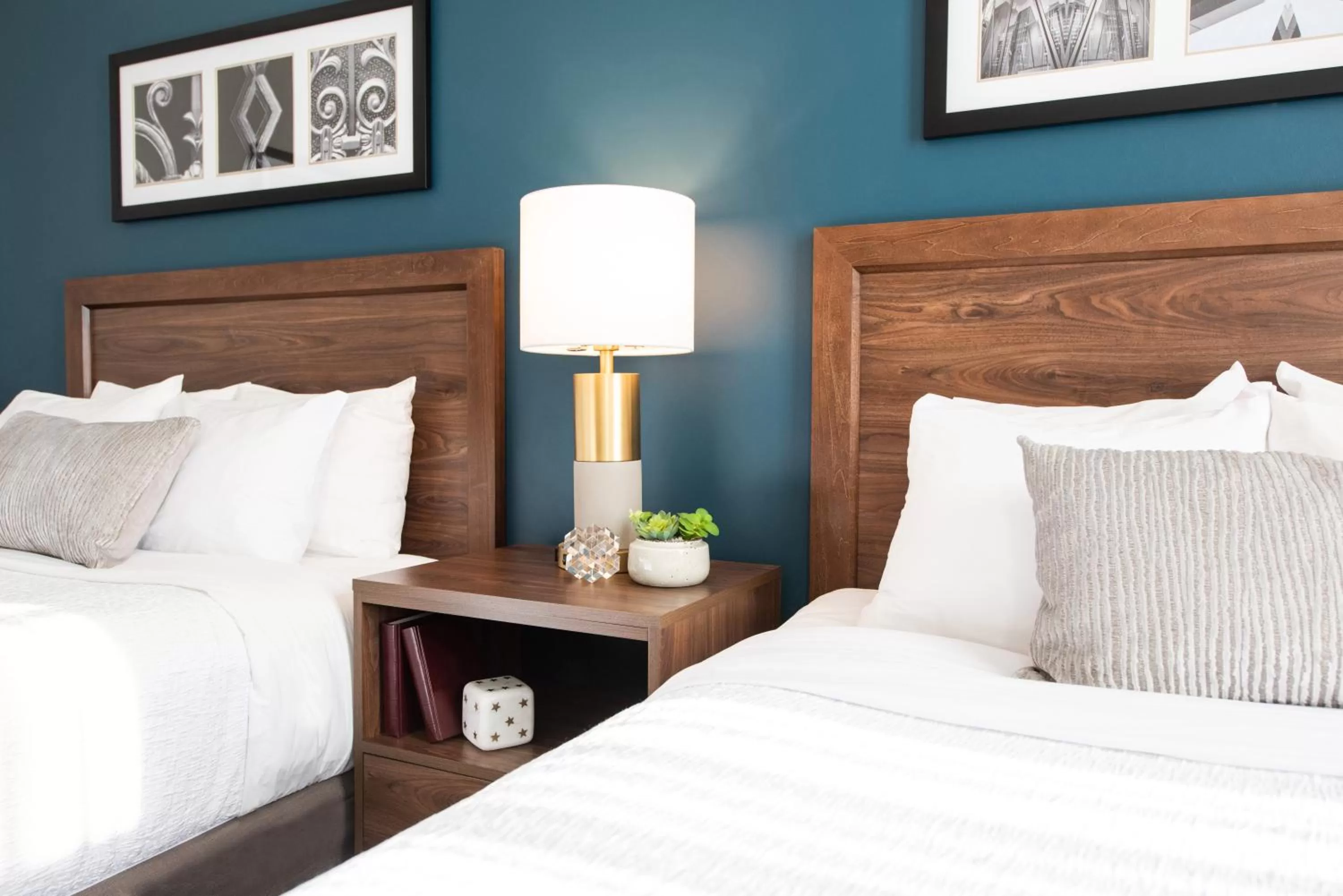 Deluxe Queen Queen Room in Magnolia Hotel Omaha