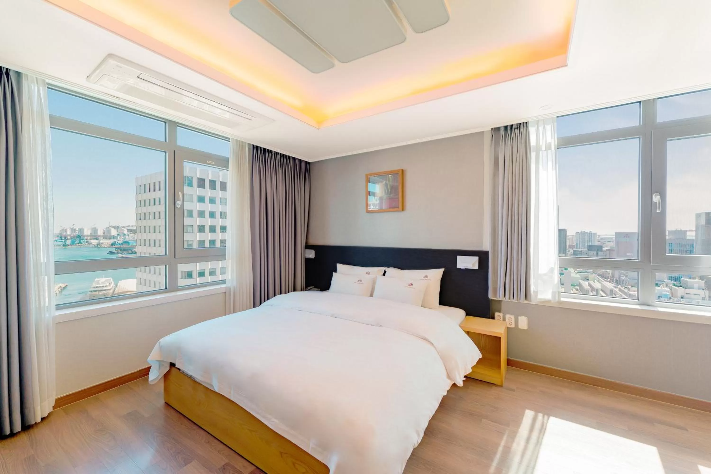 Standard Double Room with Harbor View in Central Park Hotel Busan