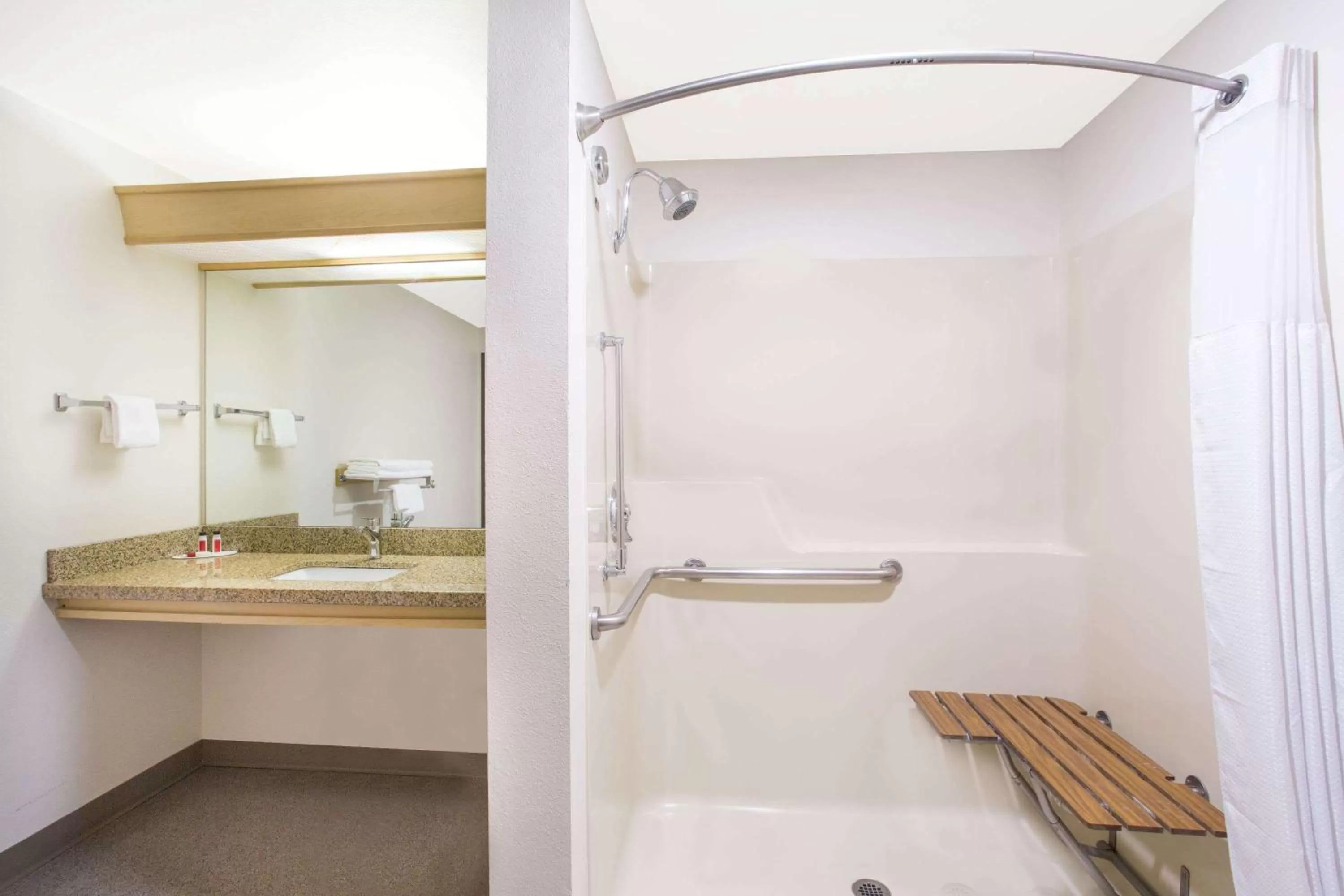 Queen Room - Disability Access - Non-Smoking in Super 8 by Wyndham Baker City