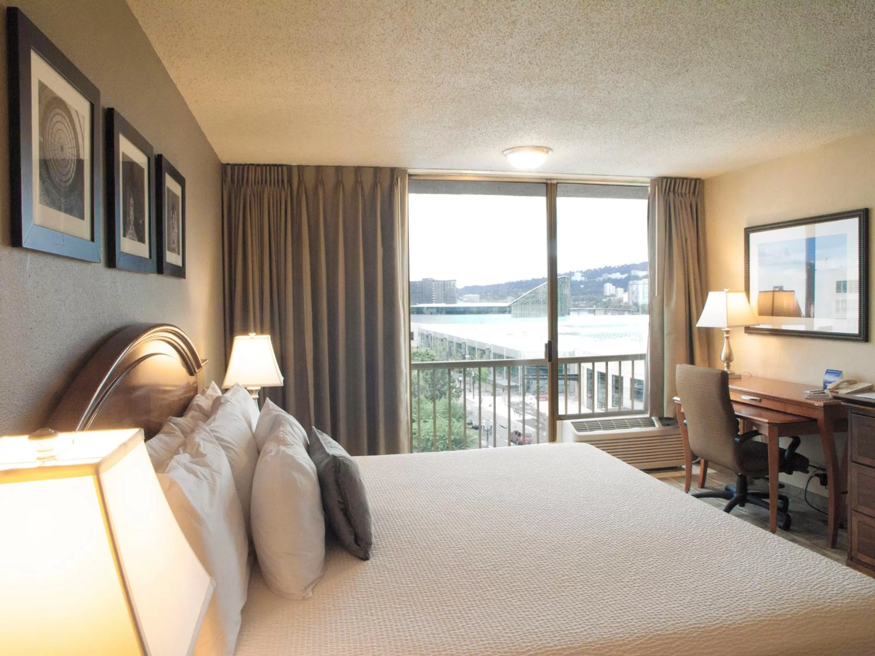 Deluxe King Room in Inn at the Convention Center