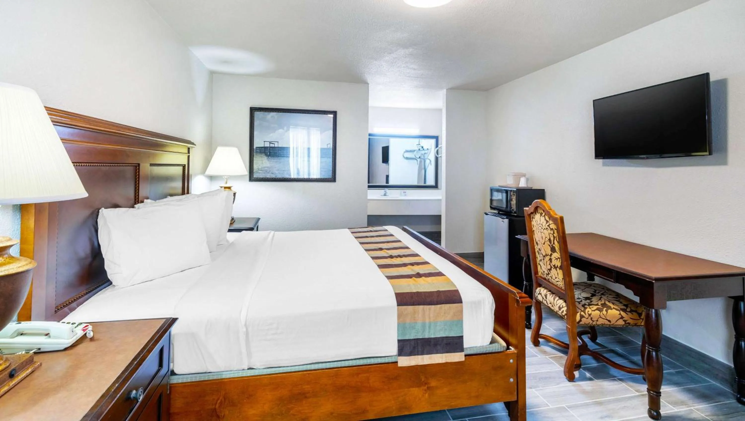 1 King Bed Nonsmoking in Magnuson Grand Hotel and Conference Center Tyler