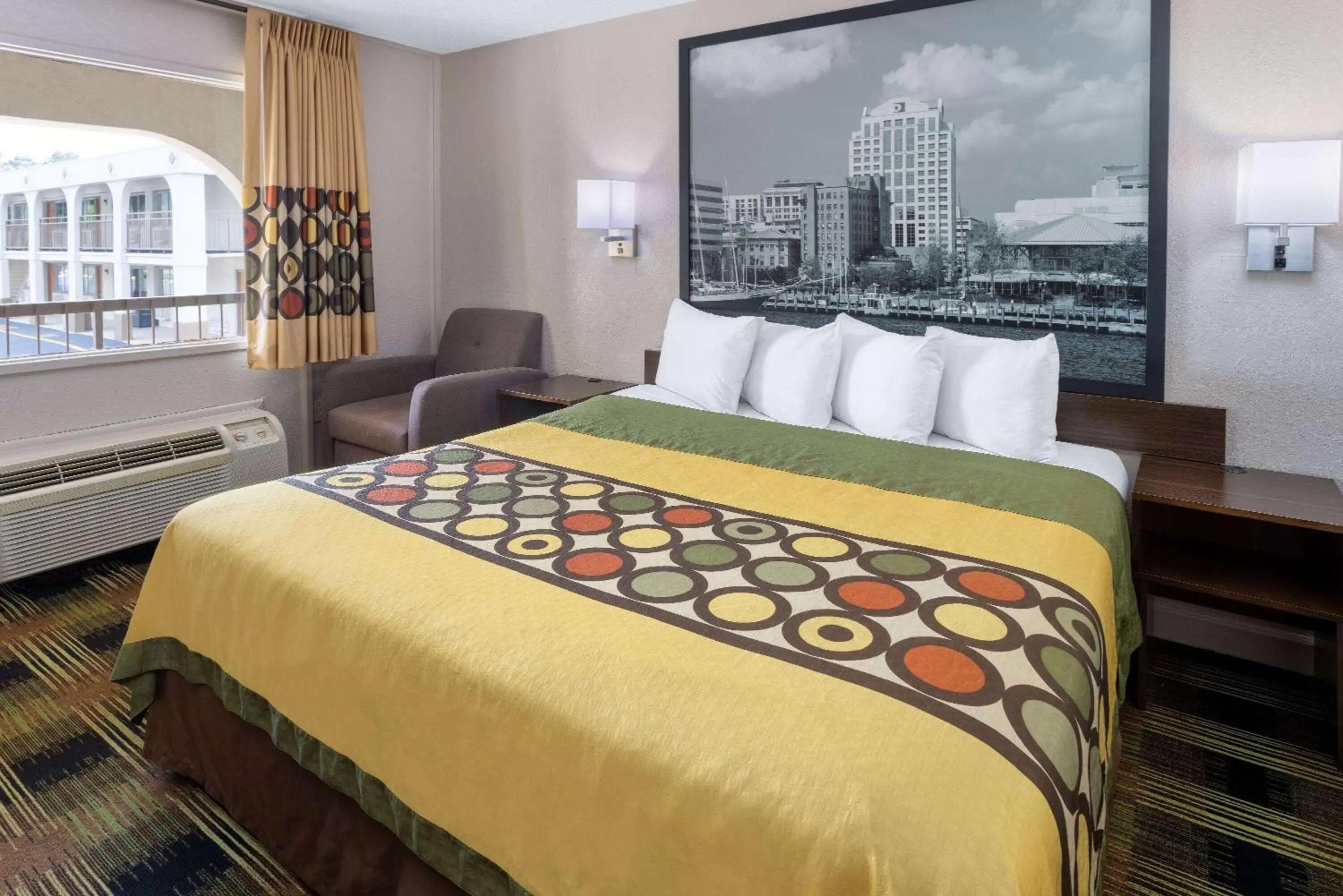 Standard King Room - Smoking in Super 8 by Wyndham Williamsburg/Historic Area