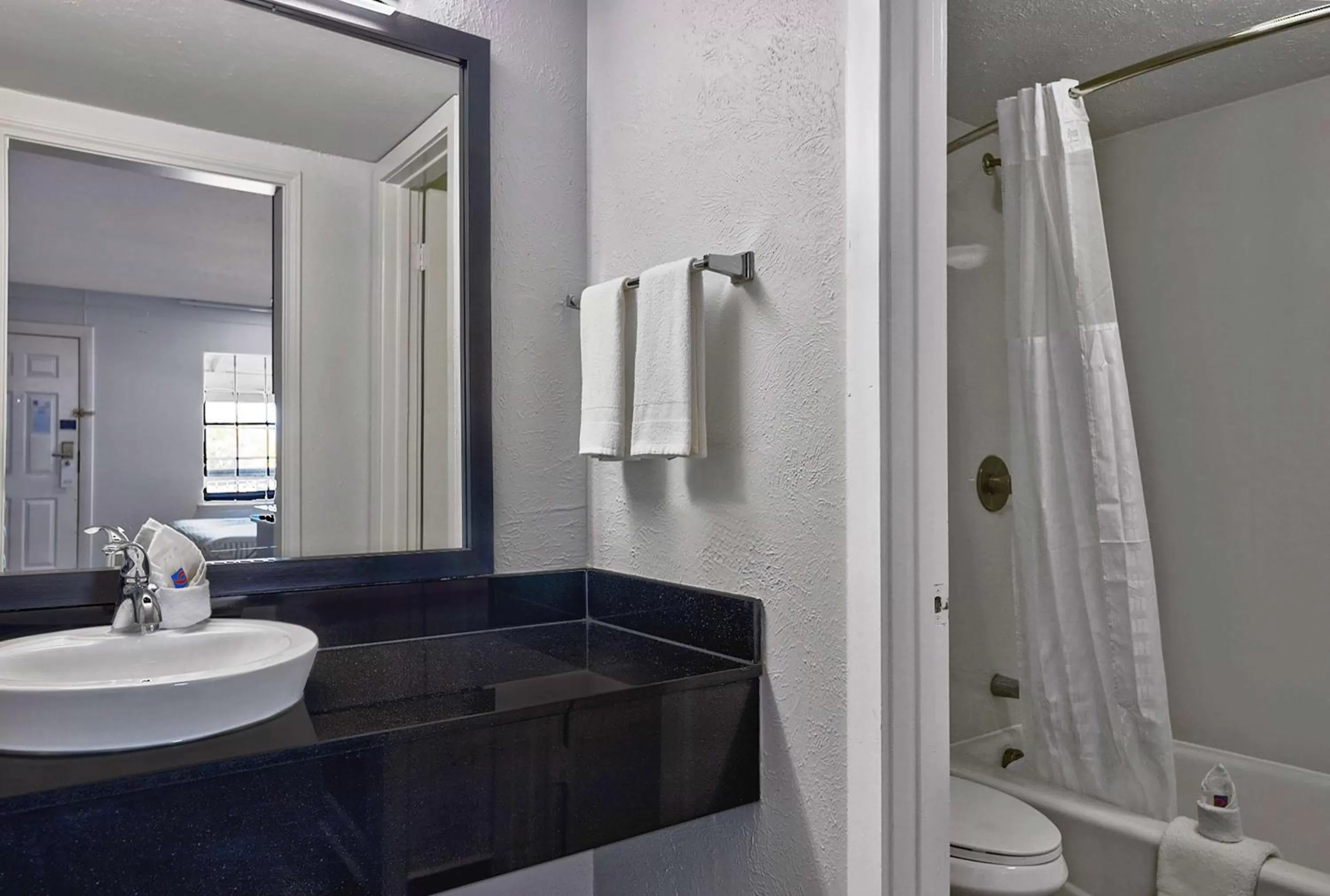 King Room - single occupancy - Smoking  in Studio 6-Denton, TX - UNT