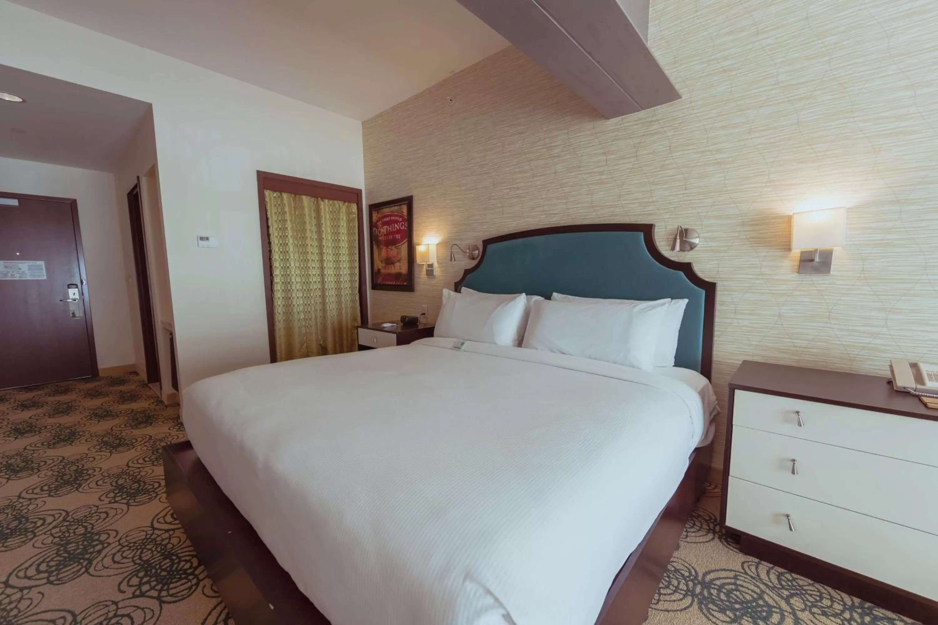 King Room with Sofa Bed - Non-Smoking in Hotel Skyler Syracuse, Tapestry Collection by Hilton