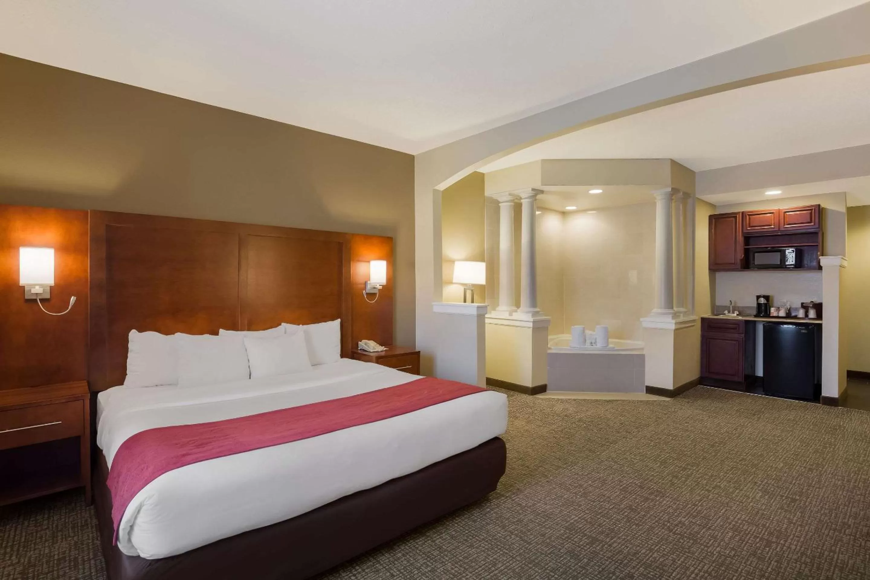 King Suite with Spa Bath in Comfort Suites Near University