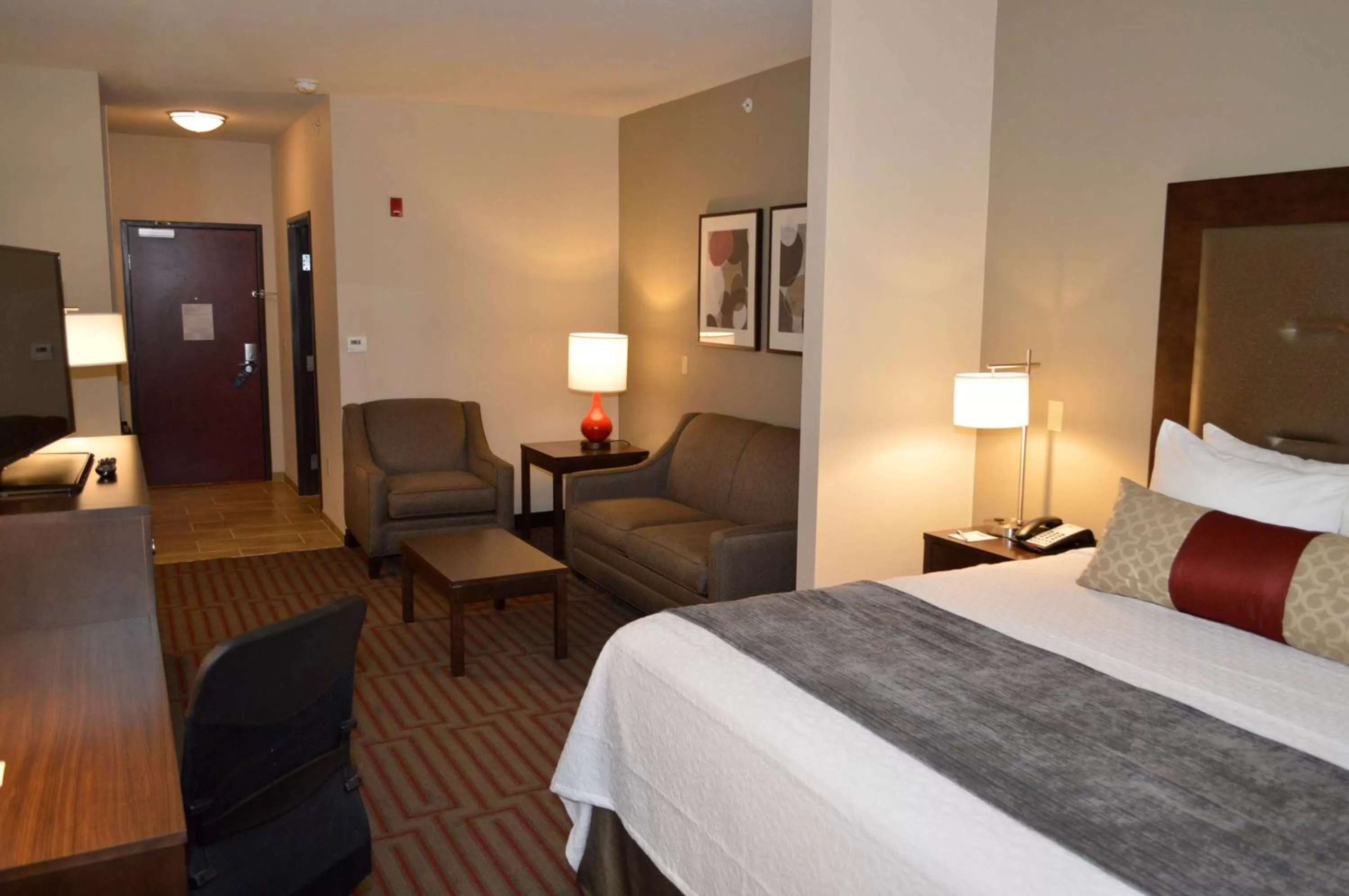 King Suite with Sofa Bed in Best Western Plus Stevens County Inn