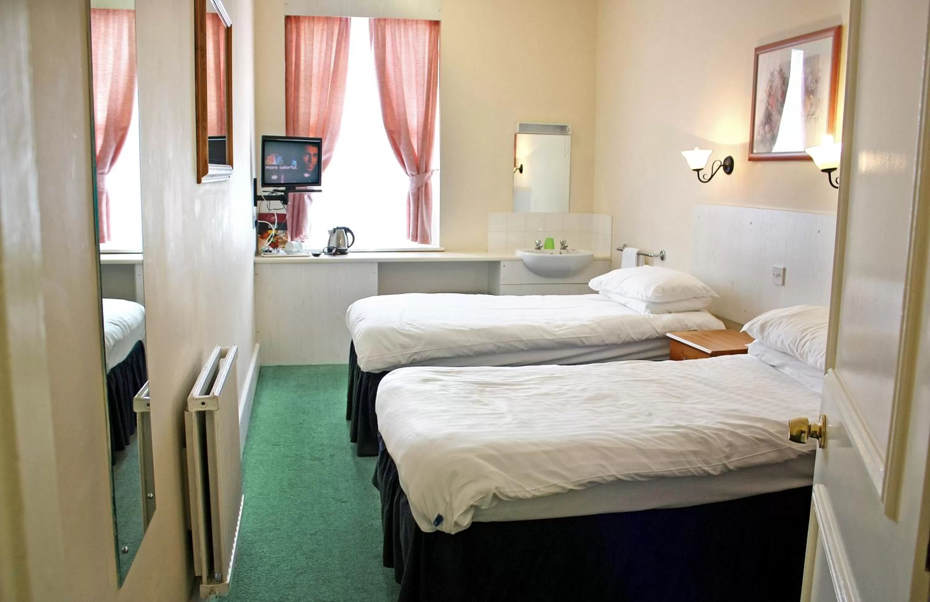 Twin Room with Shared Bathroom in The Raven Hotel