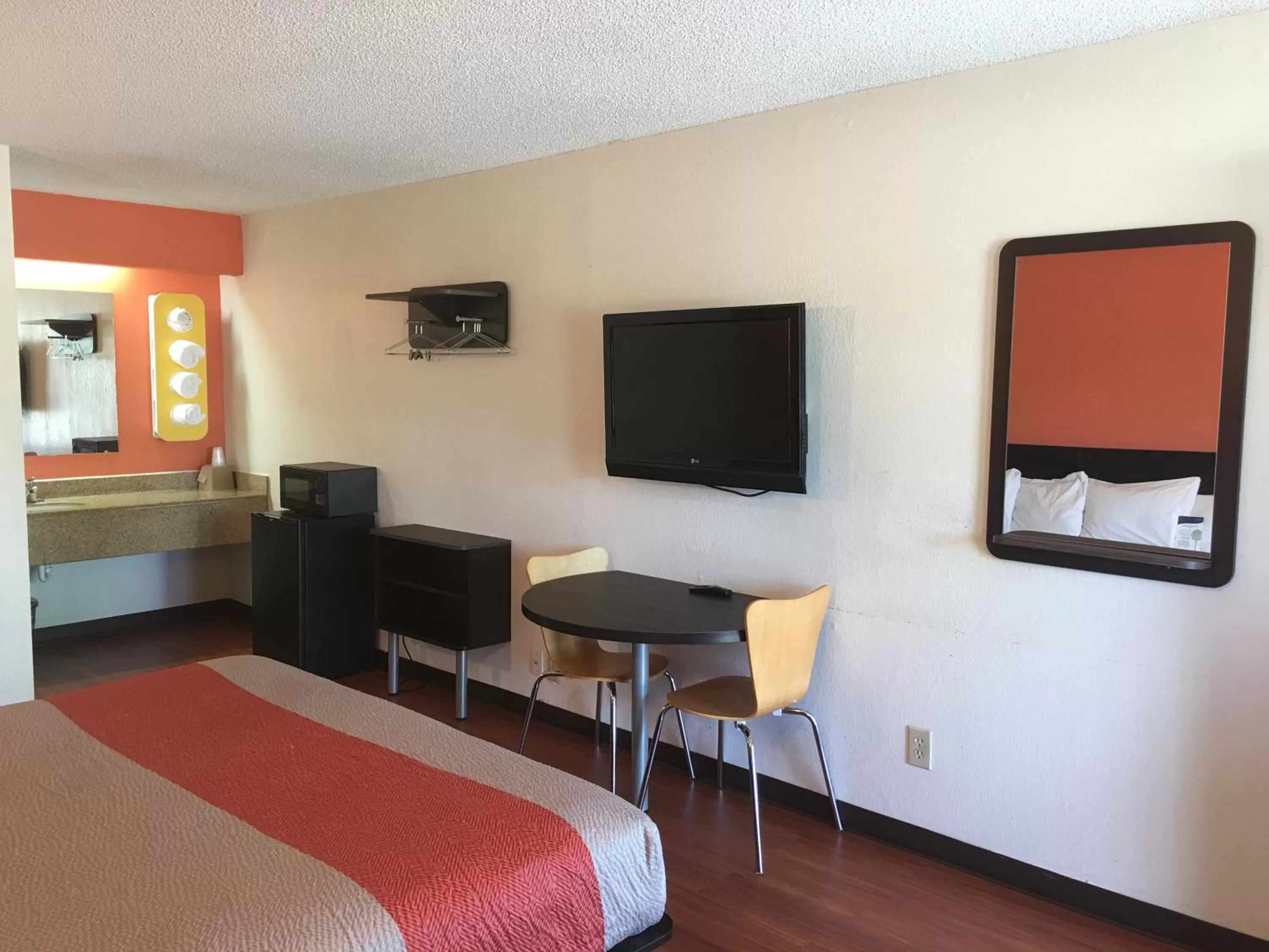 King Room - Disability Access - Smoking in Motel 6-Richmond, VA - Midlothian Turnpike
