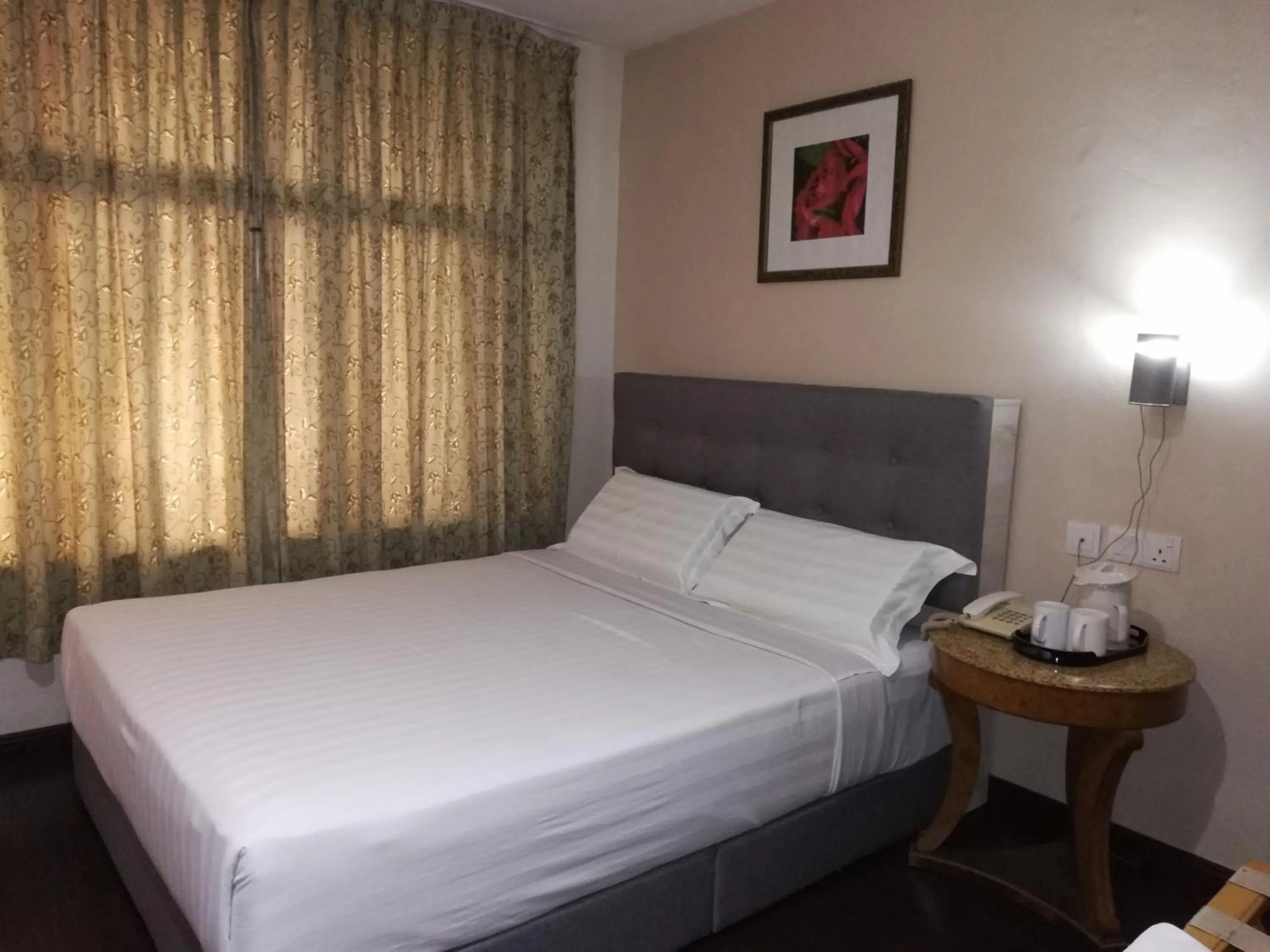  Standard Queen Room  - single occupancy in Floral Hotel