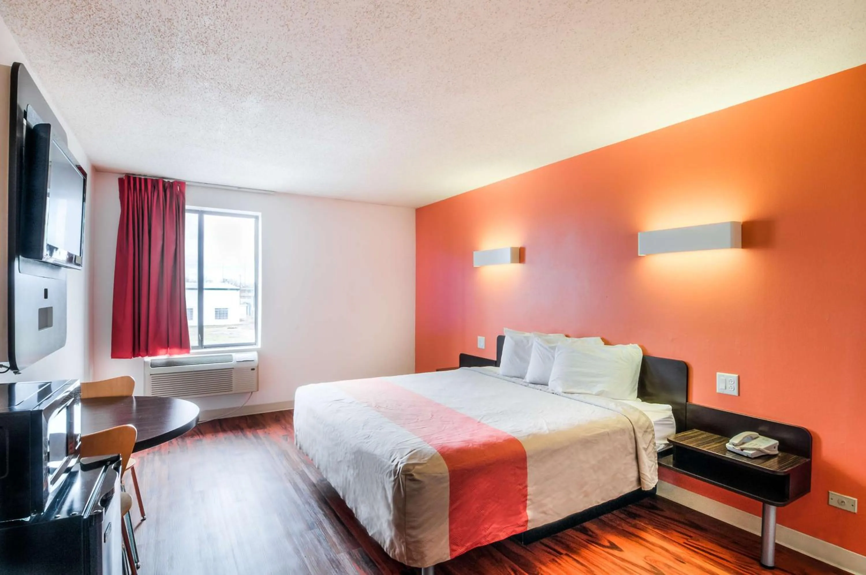 King Room - Smoking  in Motel 6-Lansing, IL - Chicago South