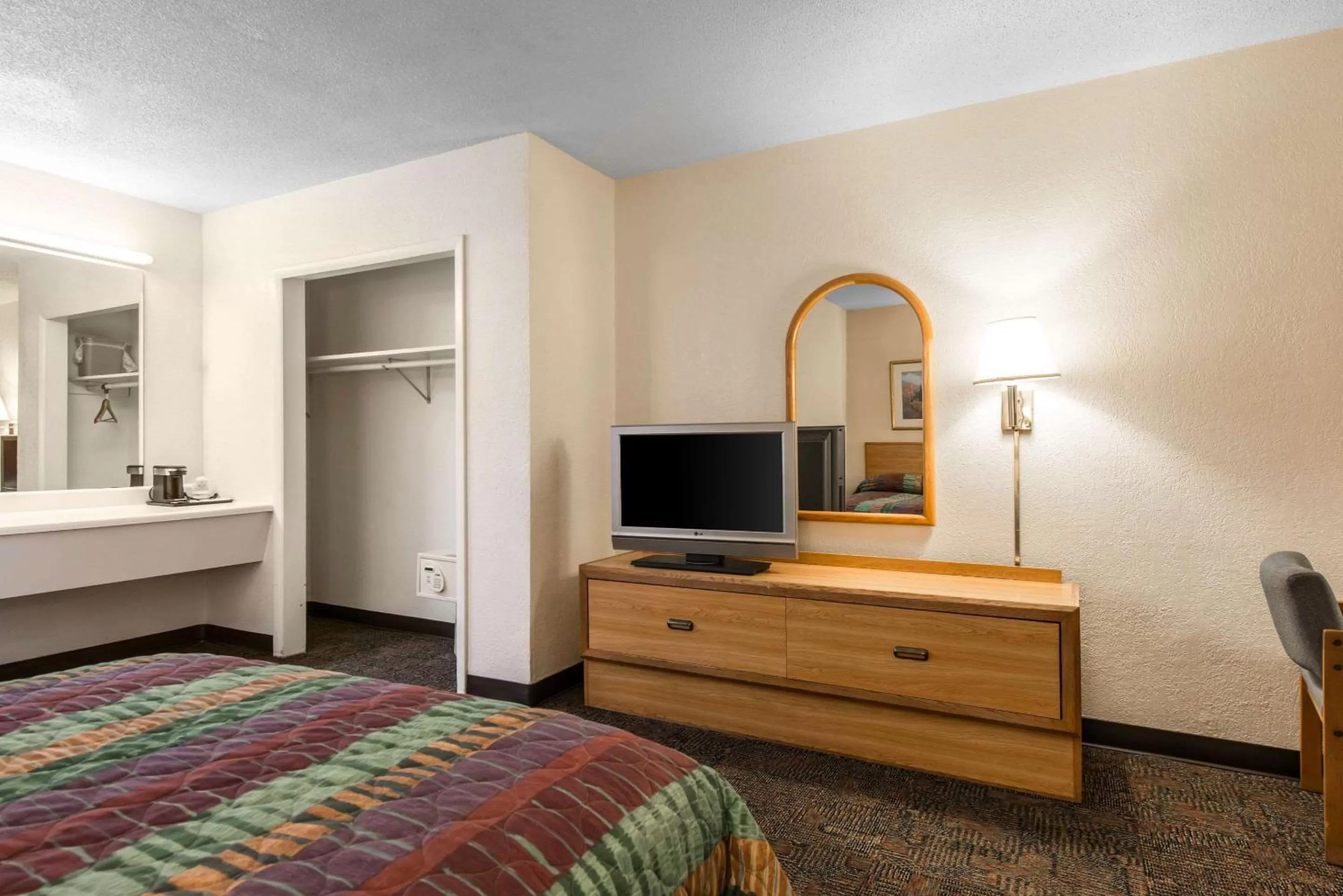 King Room - single occupancy - Non-Smoking in Rodeway Inn & Suites Colorado Springs