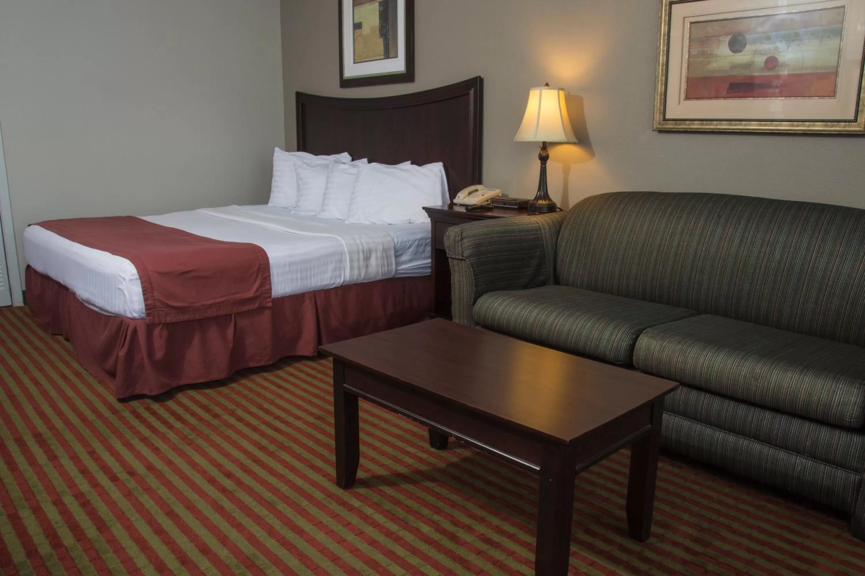 King Room in Lamplighter Inn & Suites Pittsburg